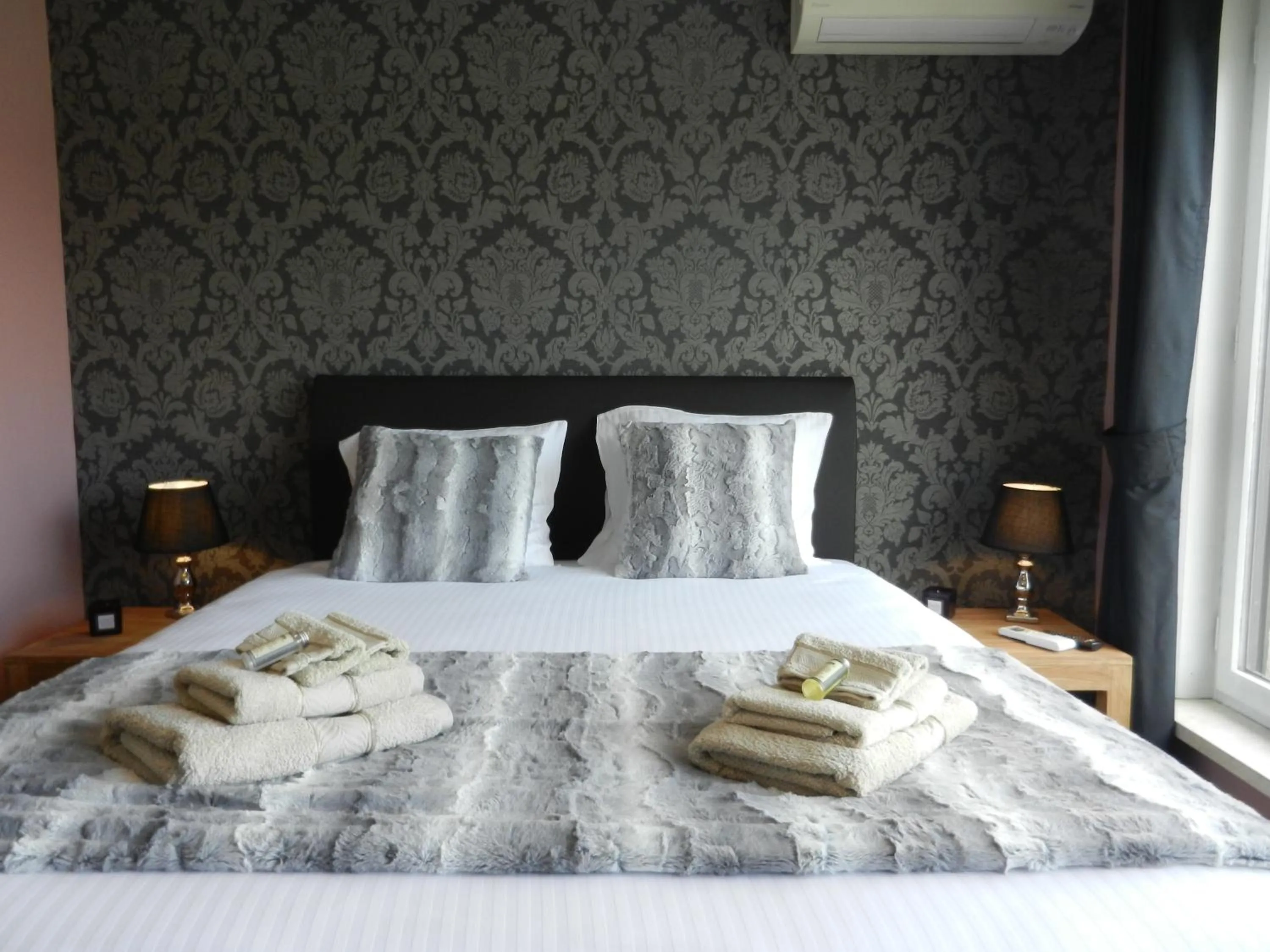 Photo of the whole room, Bed in Juliette's