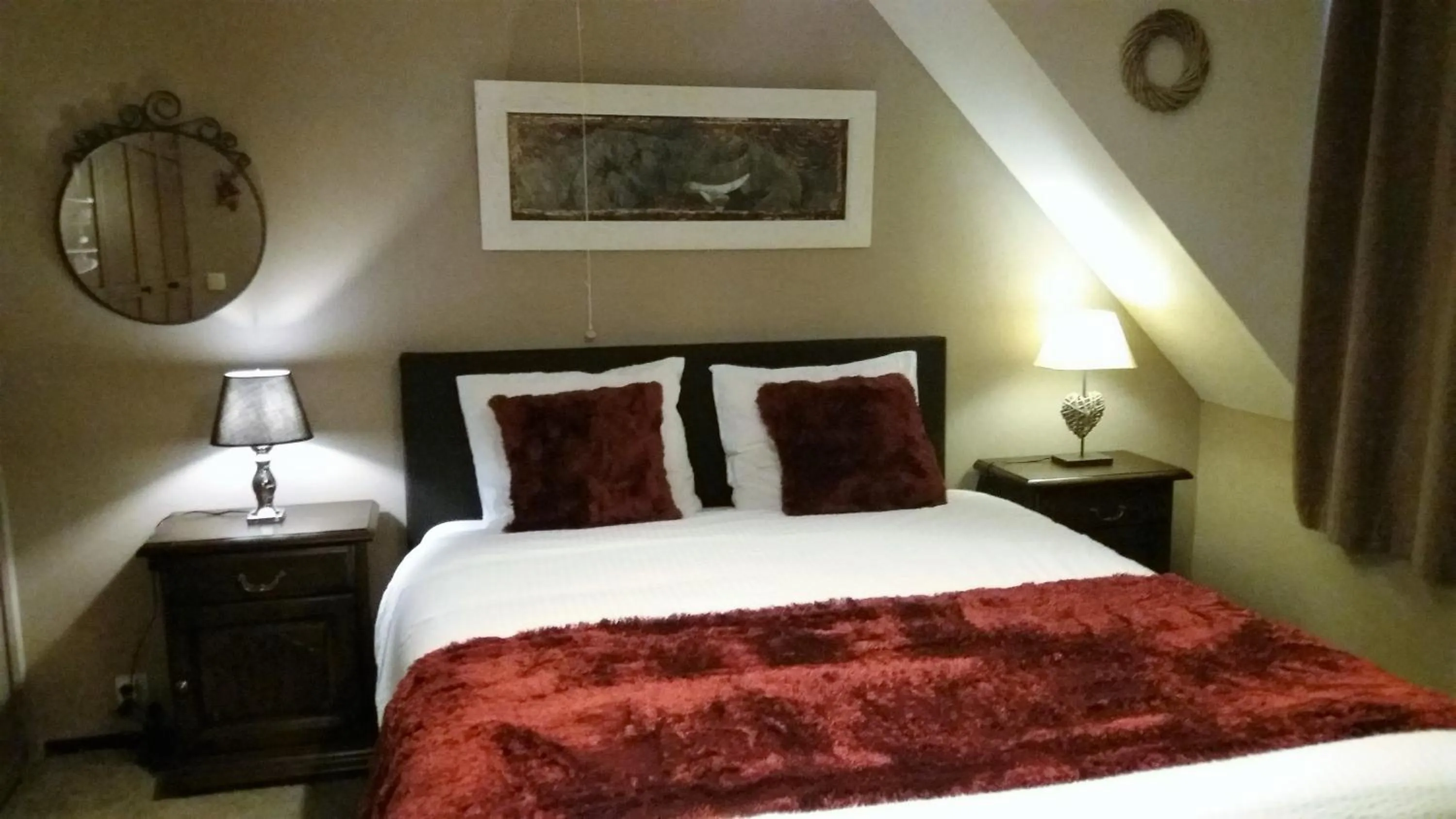 Photo of the whole room, Bed in Juliette's