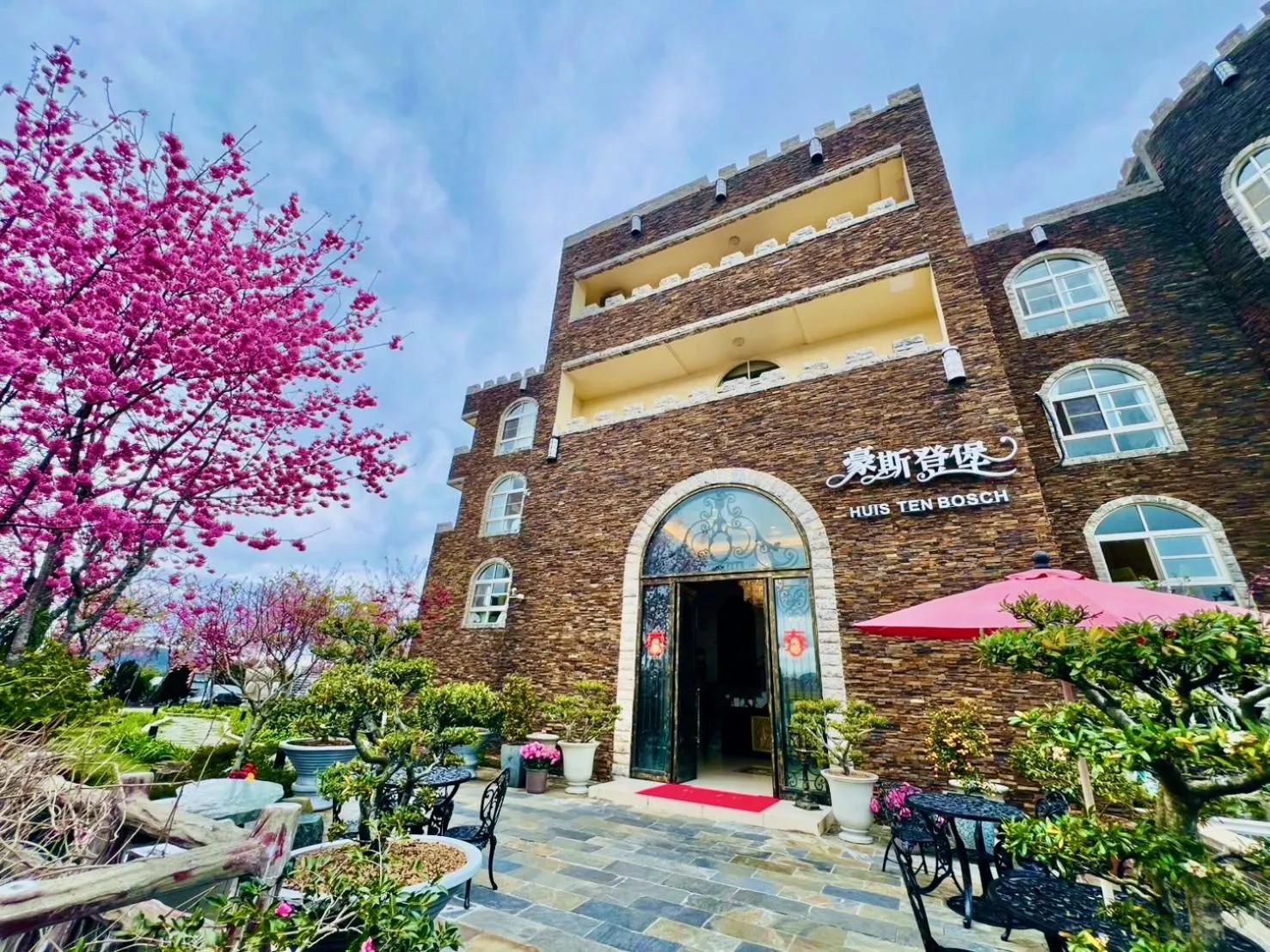 Property building in Huis Ten Bosch