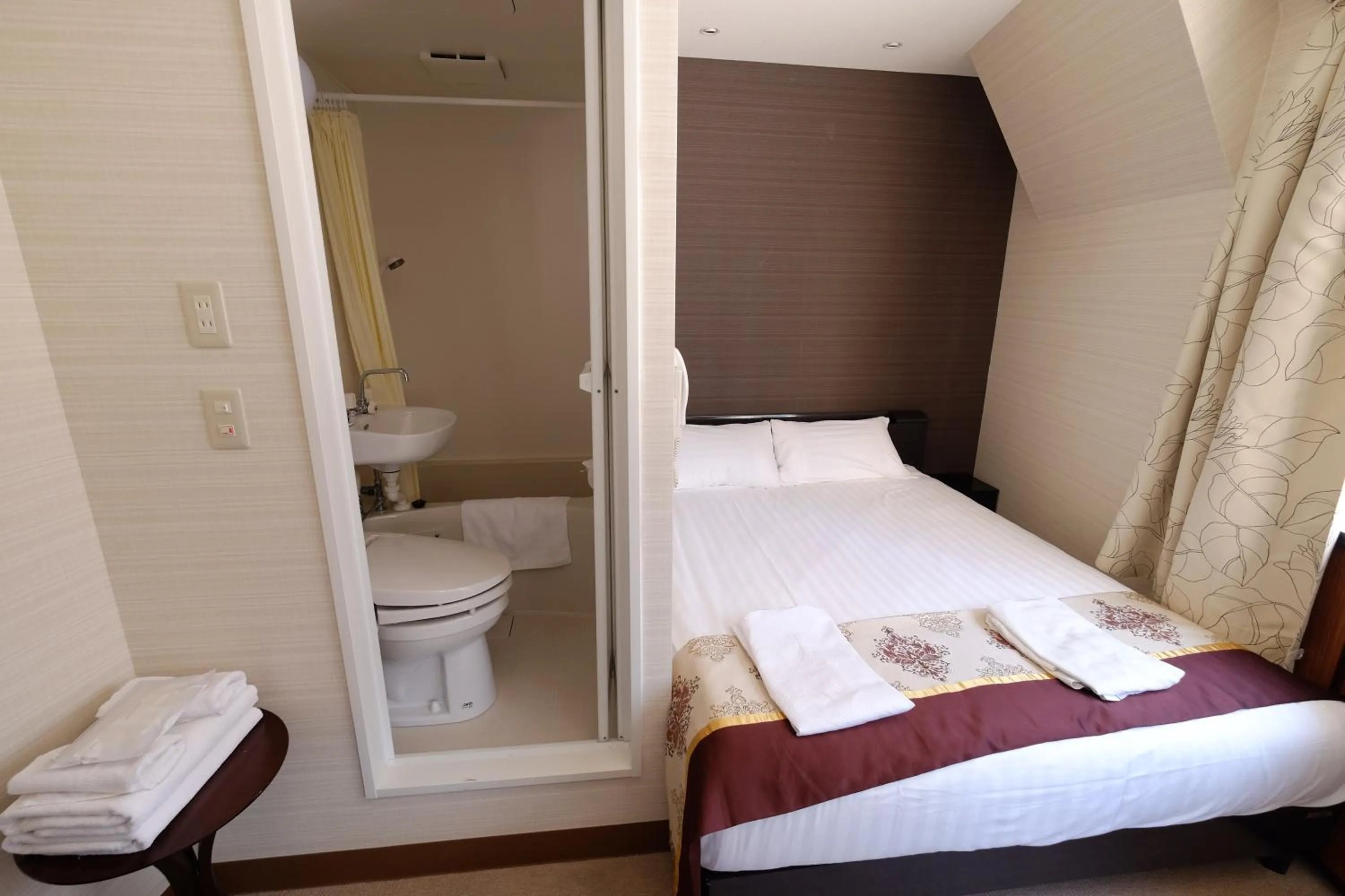 Toilet, Bed in Tabata Oji Hotel