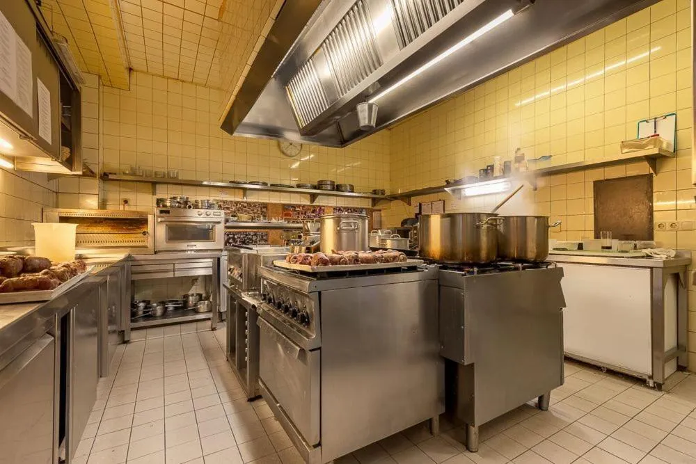 Kitchen or kitchenette in Gothmann's Hotel