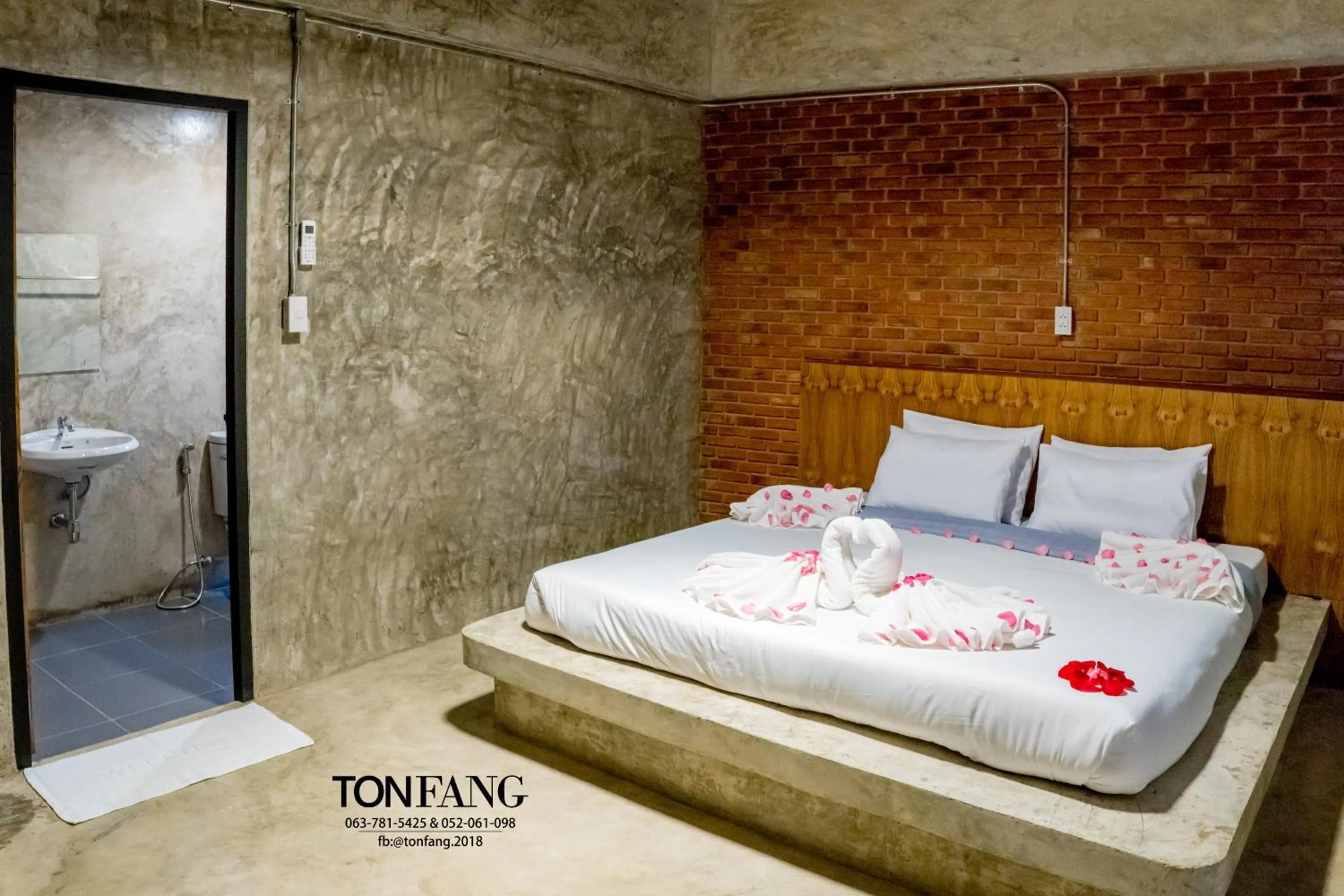 Bedroom, Bed in Ton Fang Hotel