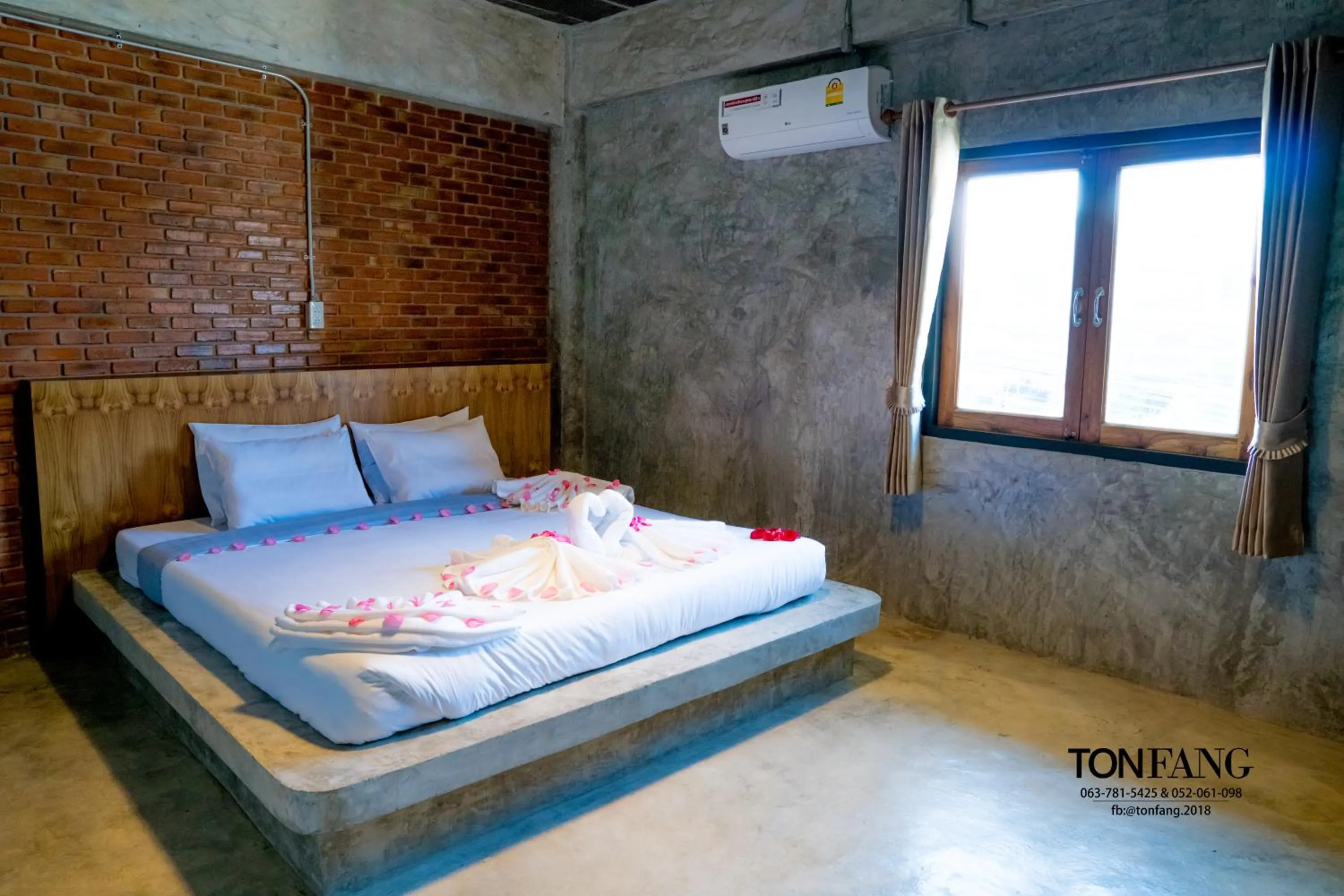 Bedroom, Bed in Ton Fang Hotel