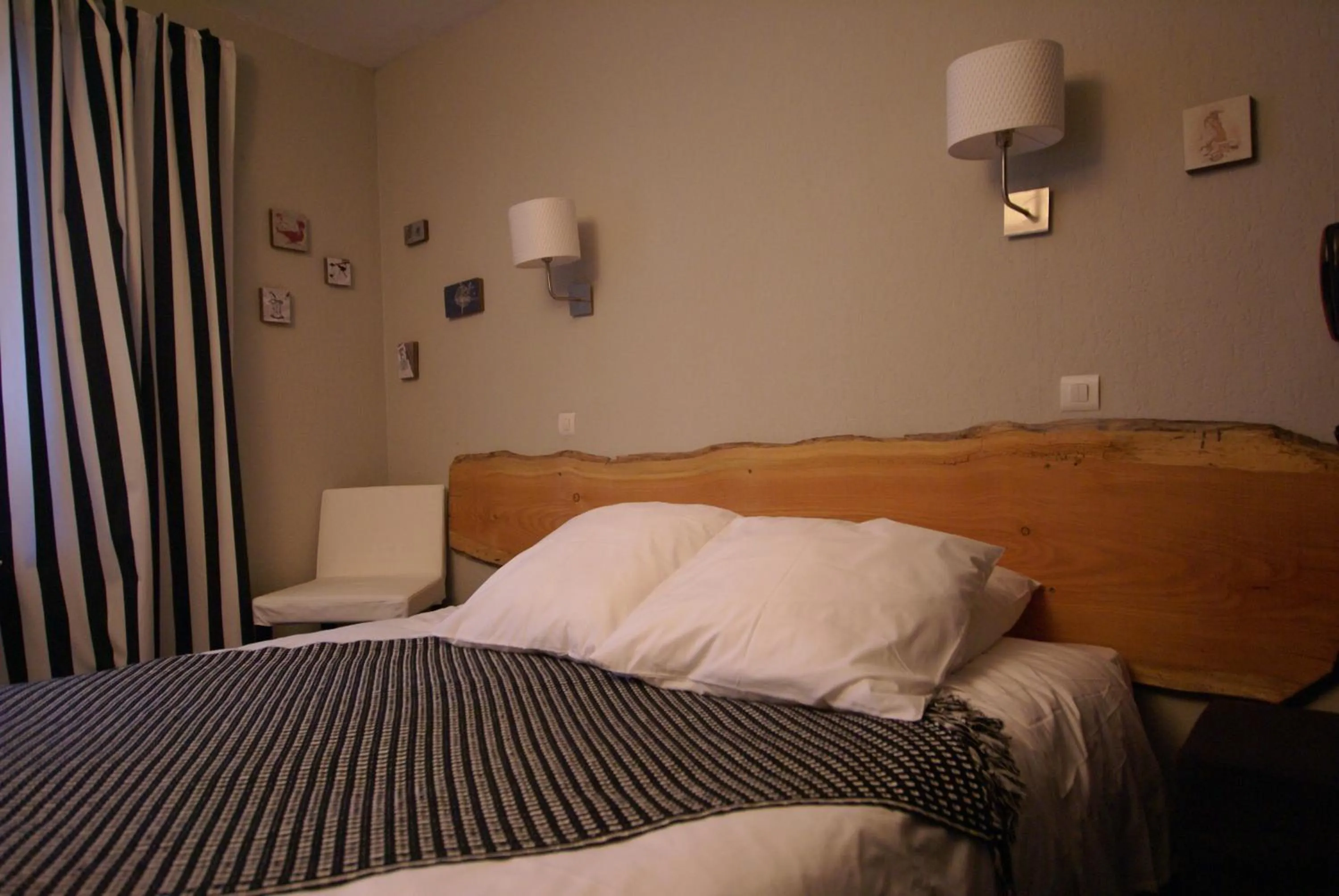 Bedroom, Bed in Hotel de la Placette Barcelonnette