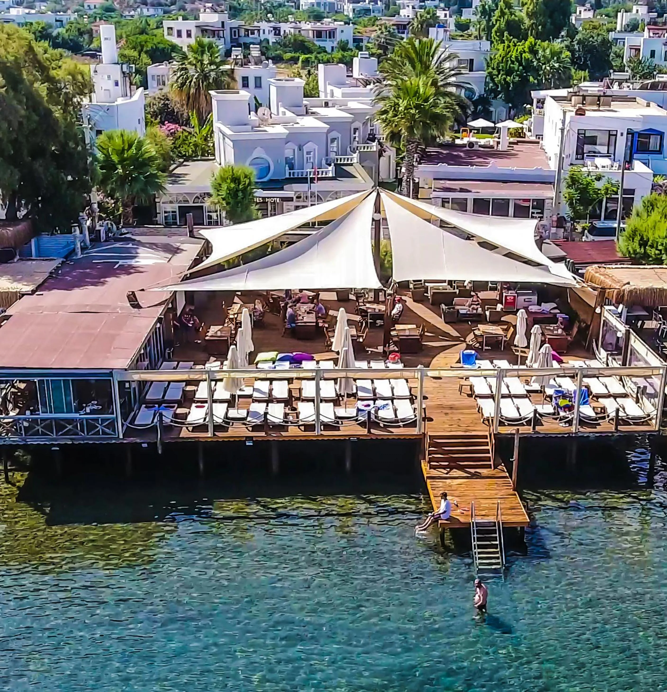 Restaurant/places to eat in Art Suites Hotel