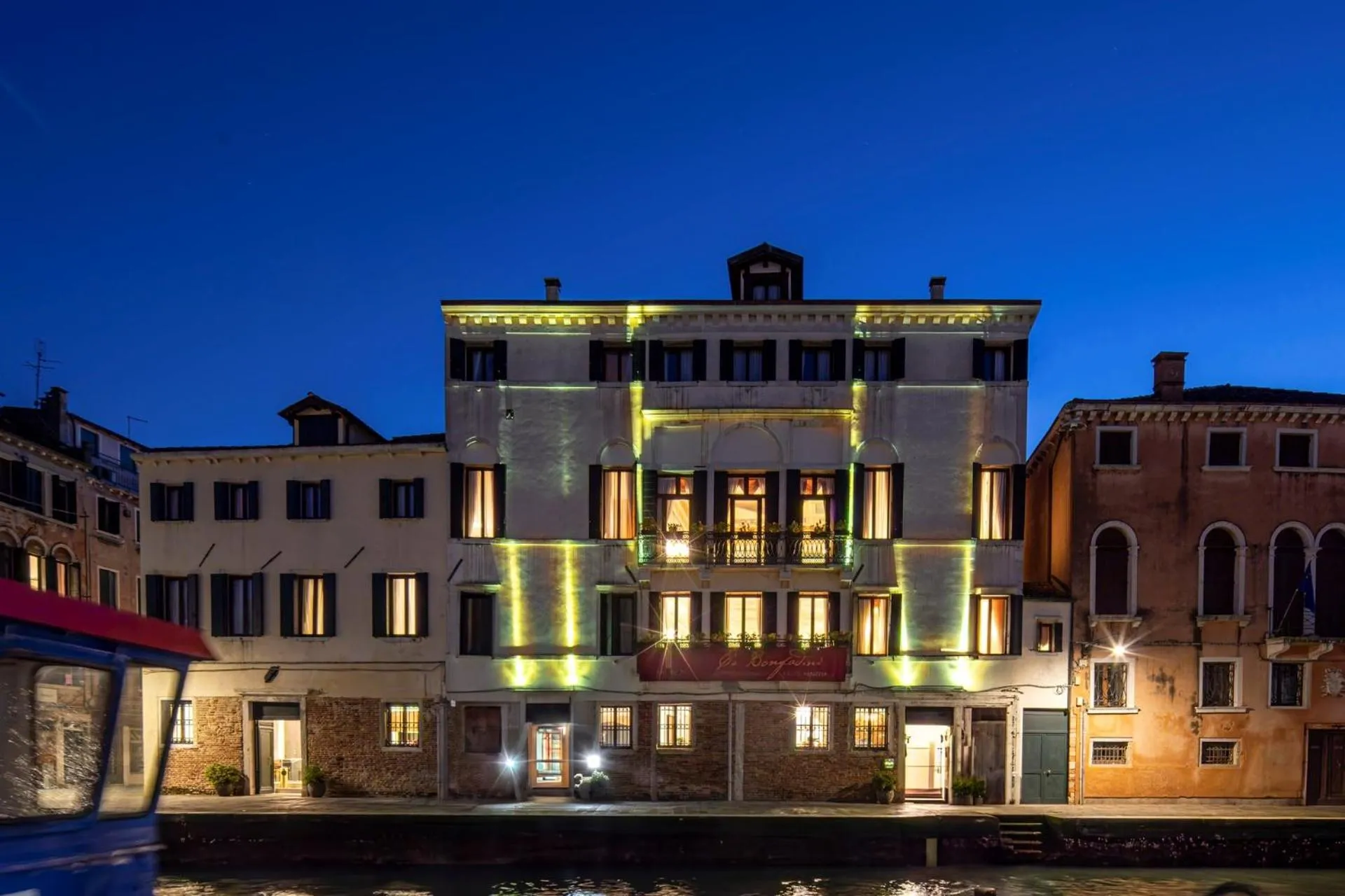 Property building in Ca' Bonfadini Historic Experience