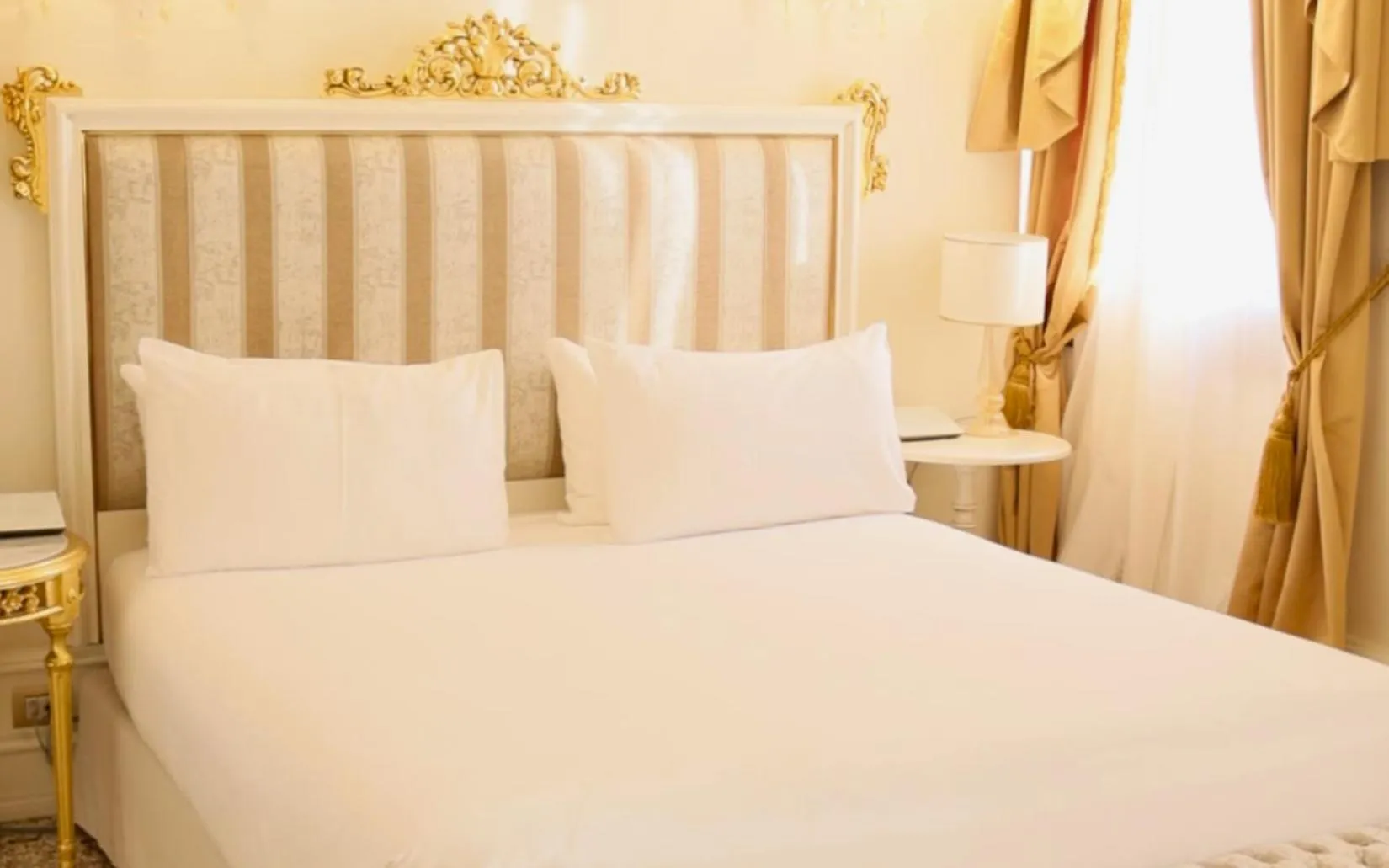 Bed in Ca' Bonfadini Historic Experience