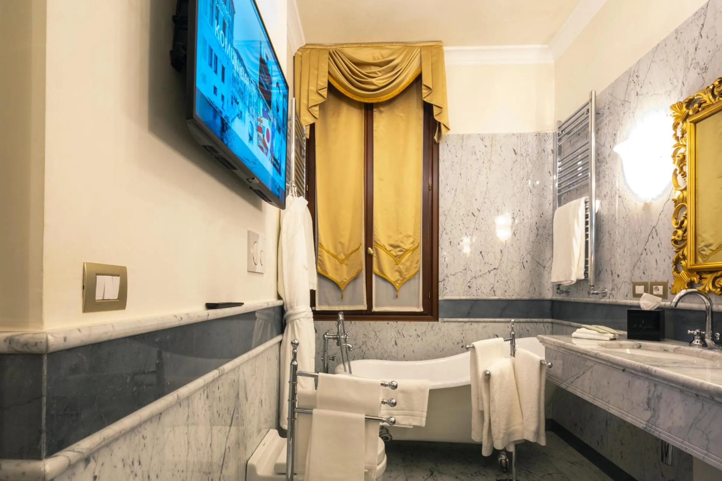 Bathroom in Ca' Bonfadini Historic Experience