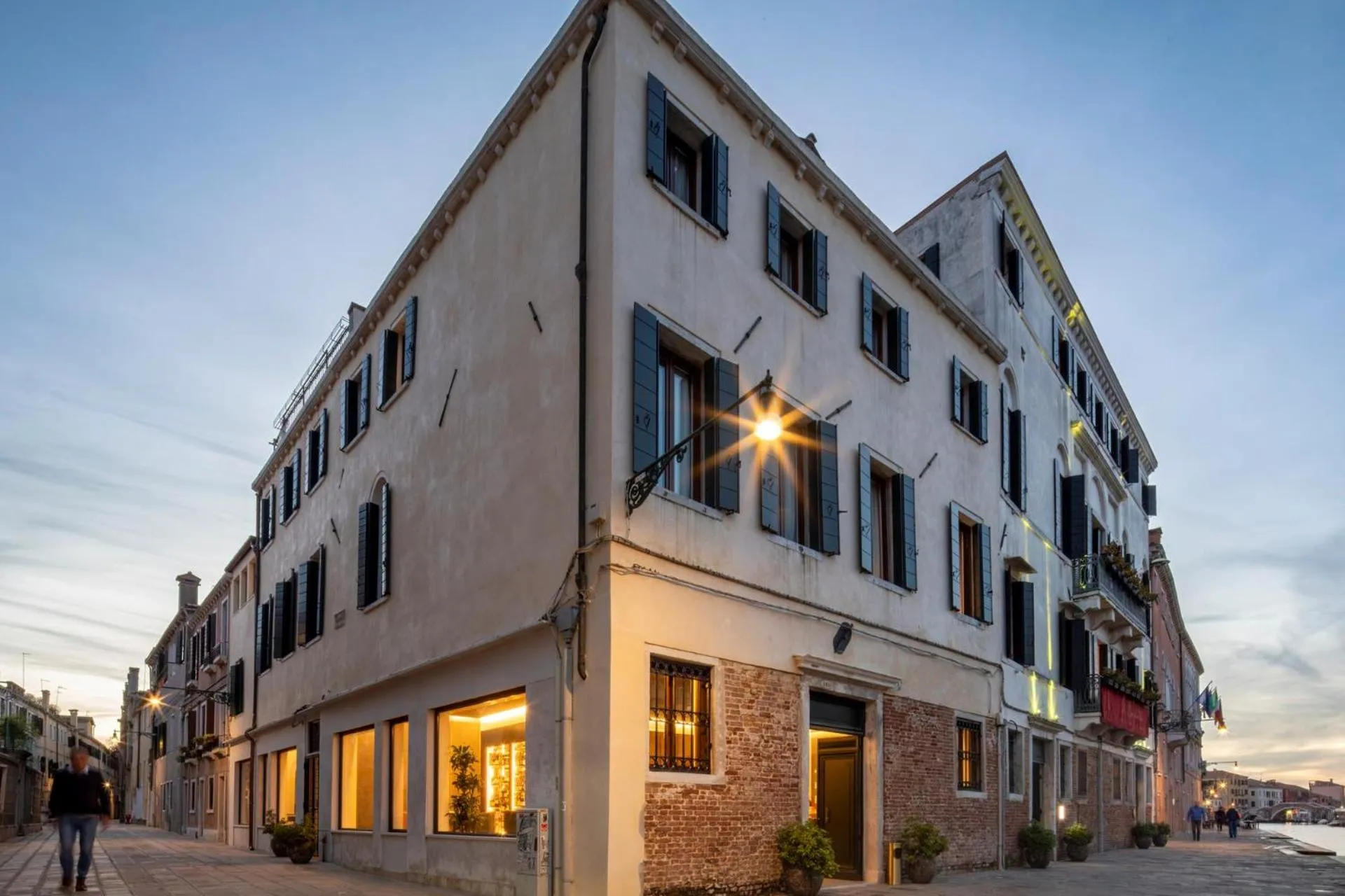 Property building in Ca' Bonfadini Historic Experience