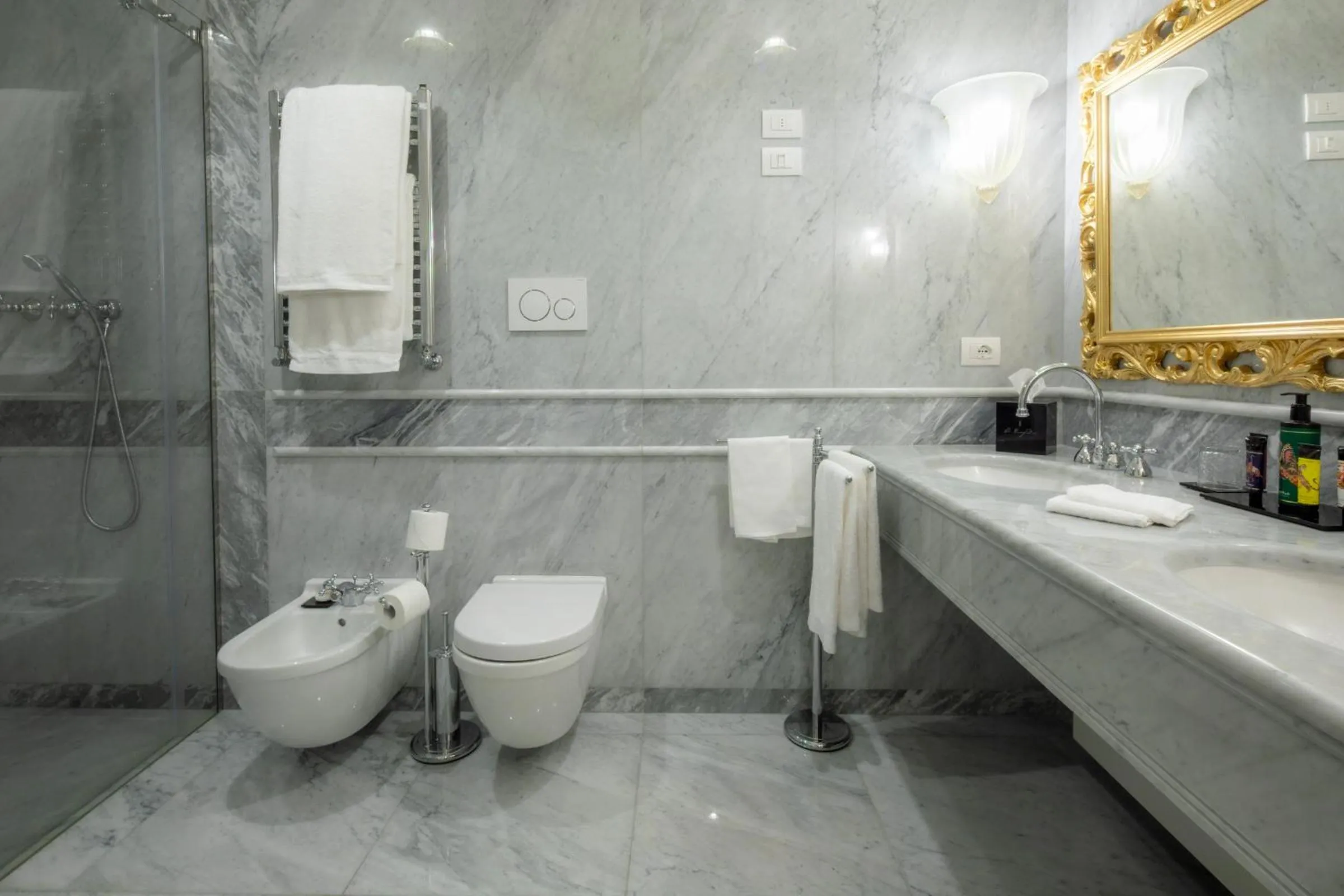 Bathroom in Ca' Bonfadini Historic Experience