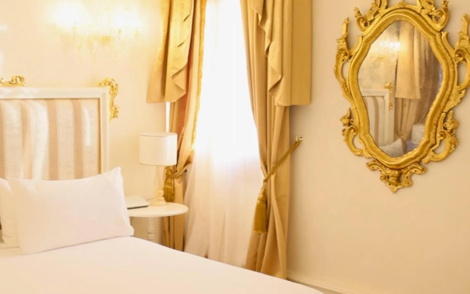 Decorative detail, Bed in Ca' Bonfadini Historic Experience