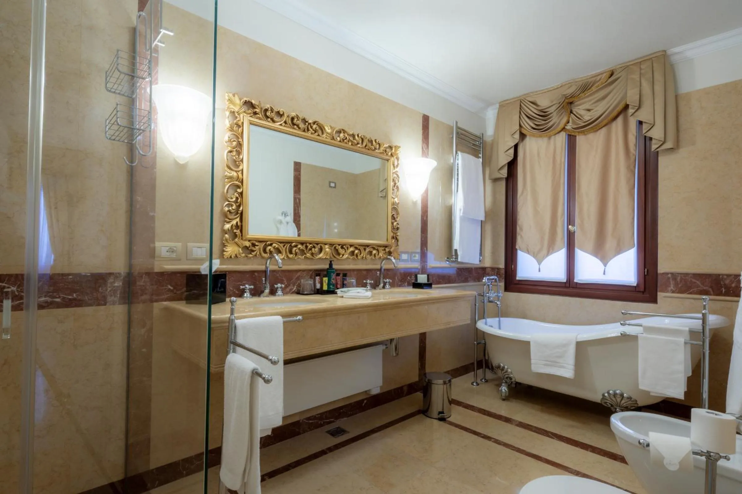 Bathroom in Ca' Bonfadini Historic Experience