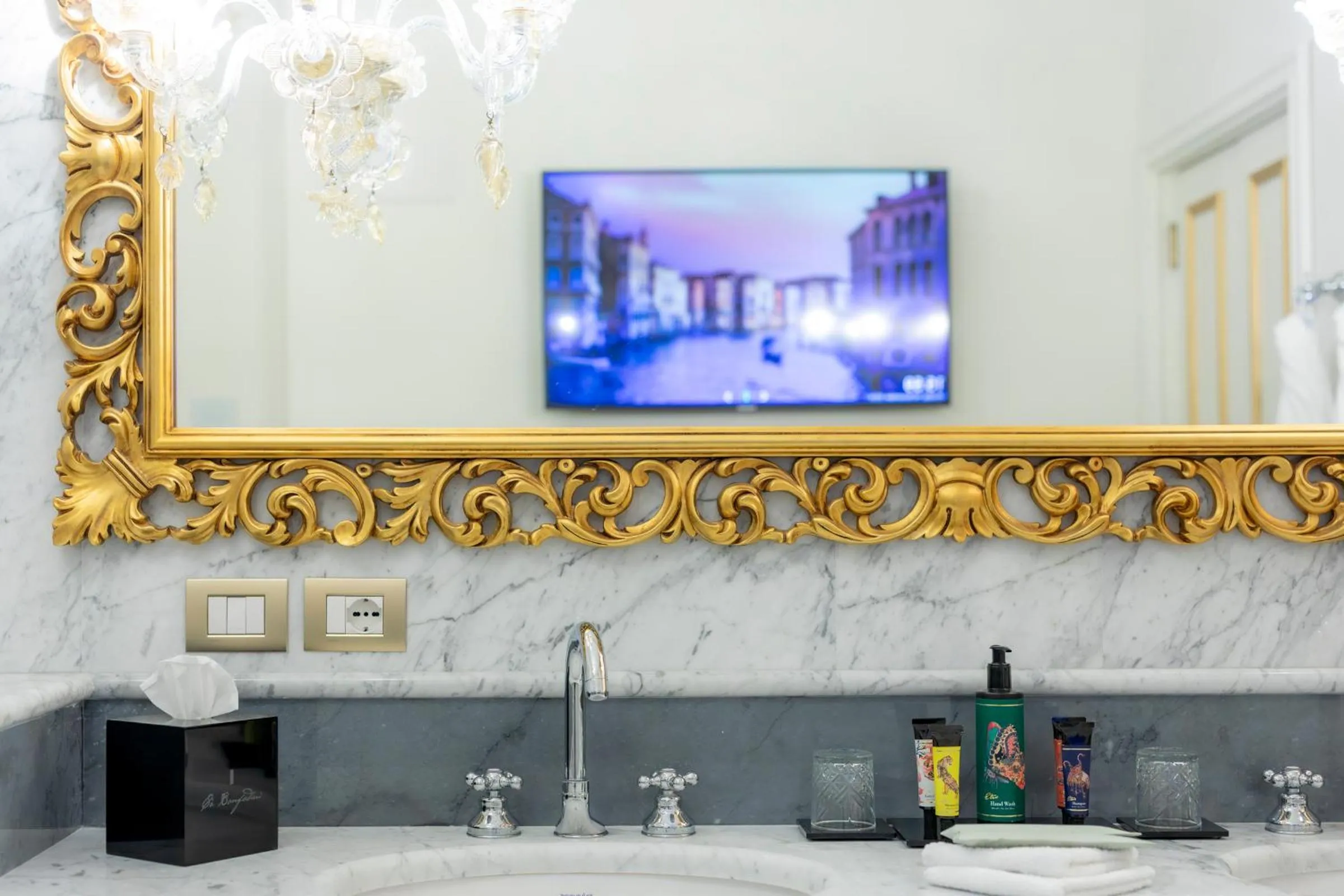 Bathroom in Ca' Bonfadini Historic Experience