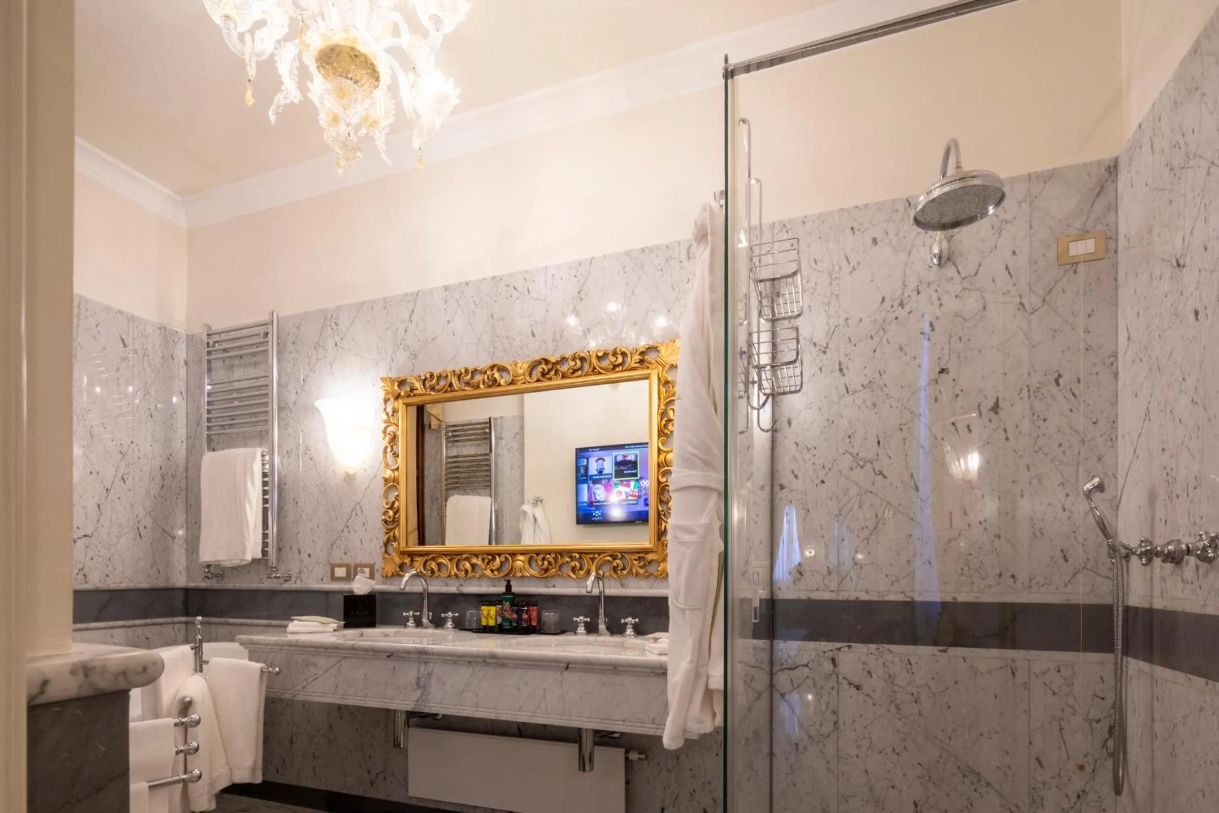 Bathroom in Ca' Bonfadini Historic Experience