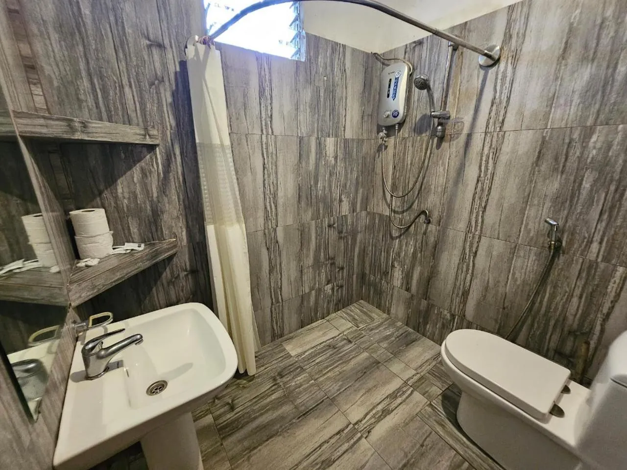 Shower in Big BamBoo Beach Resort Sipalay