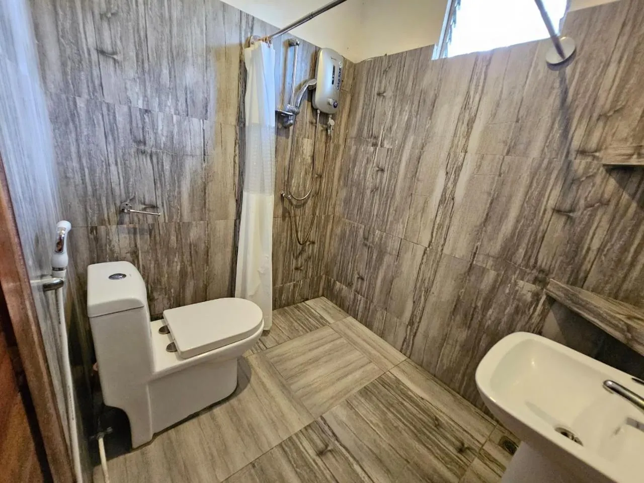 Shower in Big BamBoo Beach Resort Sipalay