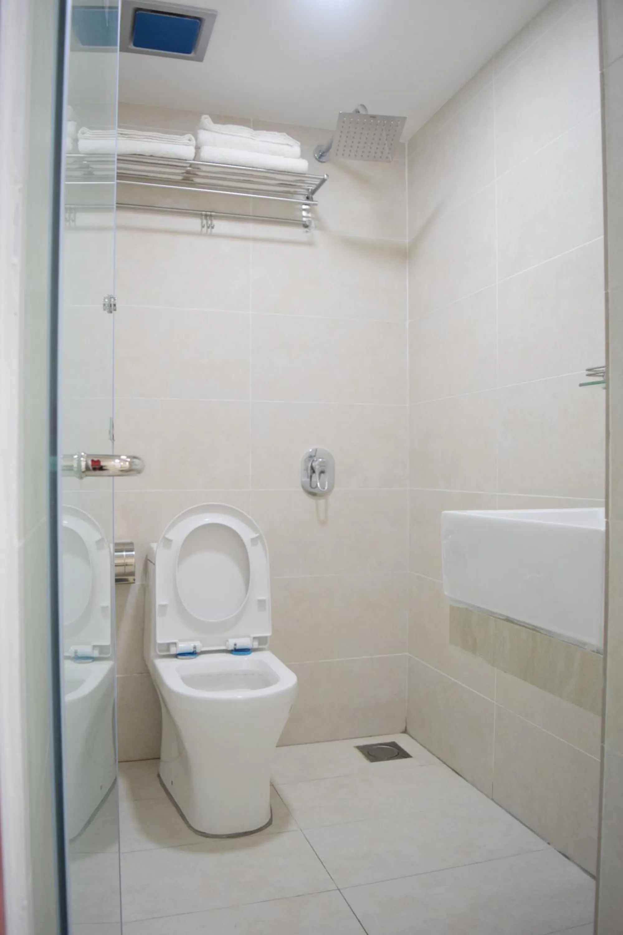 Toilet in S Rose Hotel