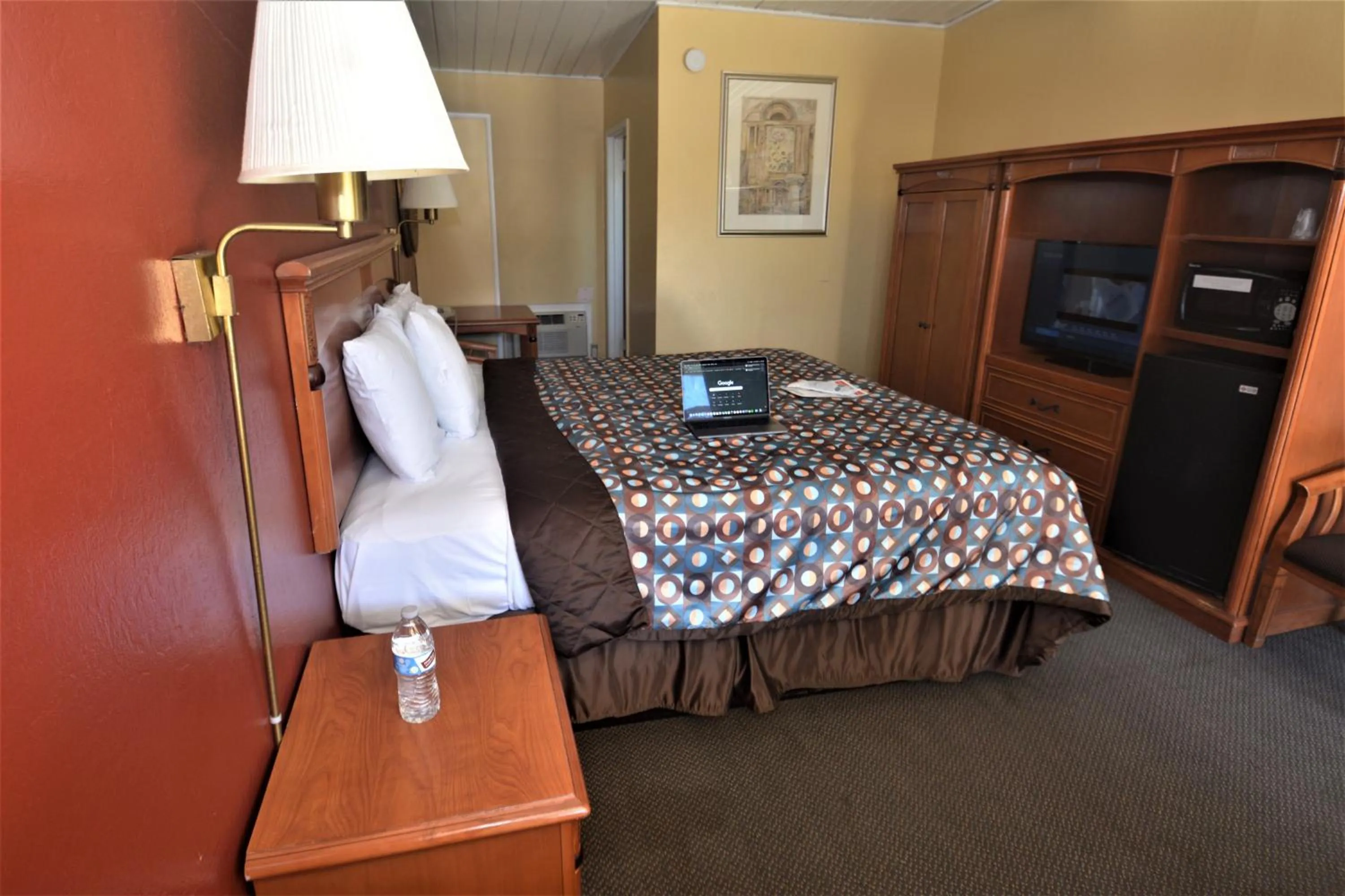Photo of the whole room, Bed in Gateway Inn
