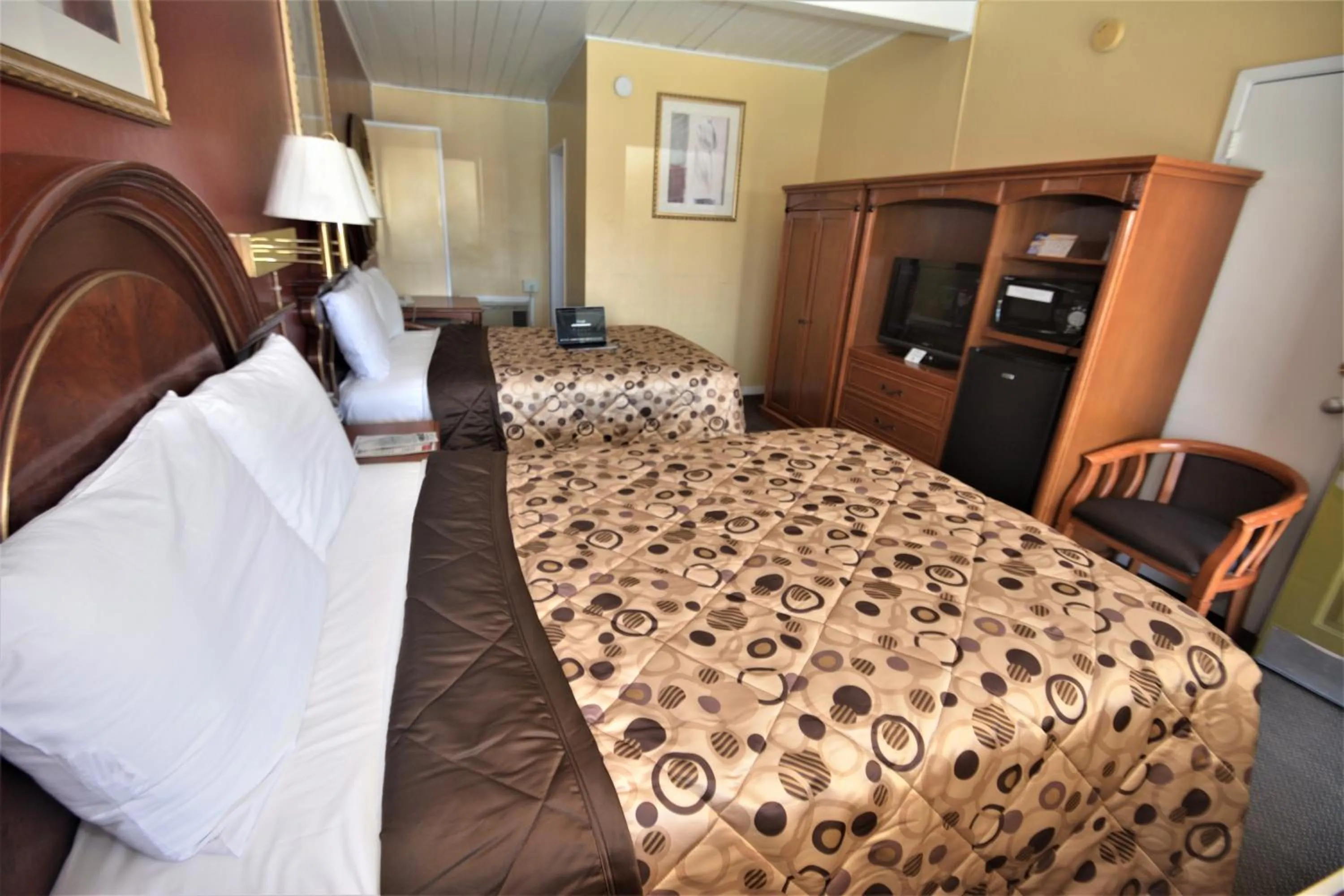 Photo of the whole room, Bed in Gateway Inn