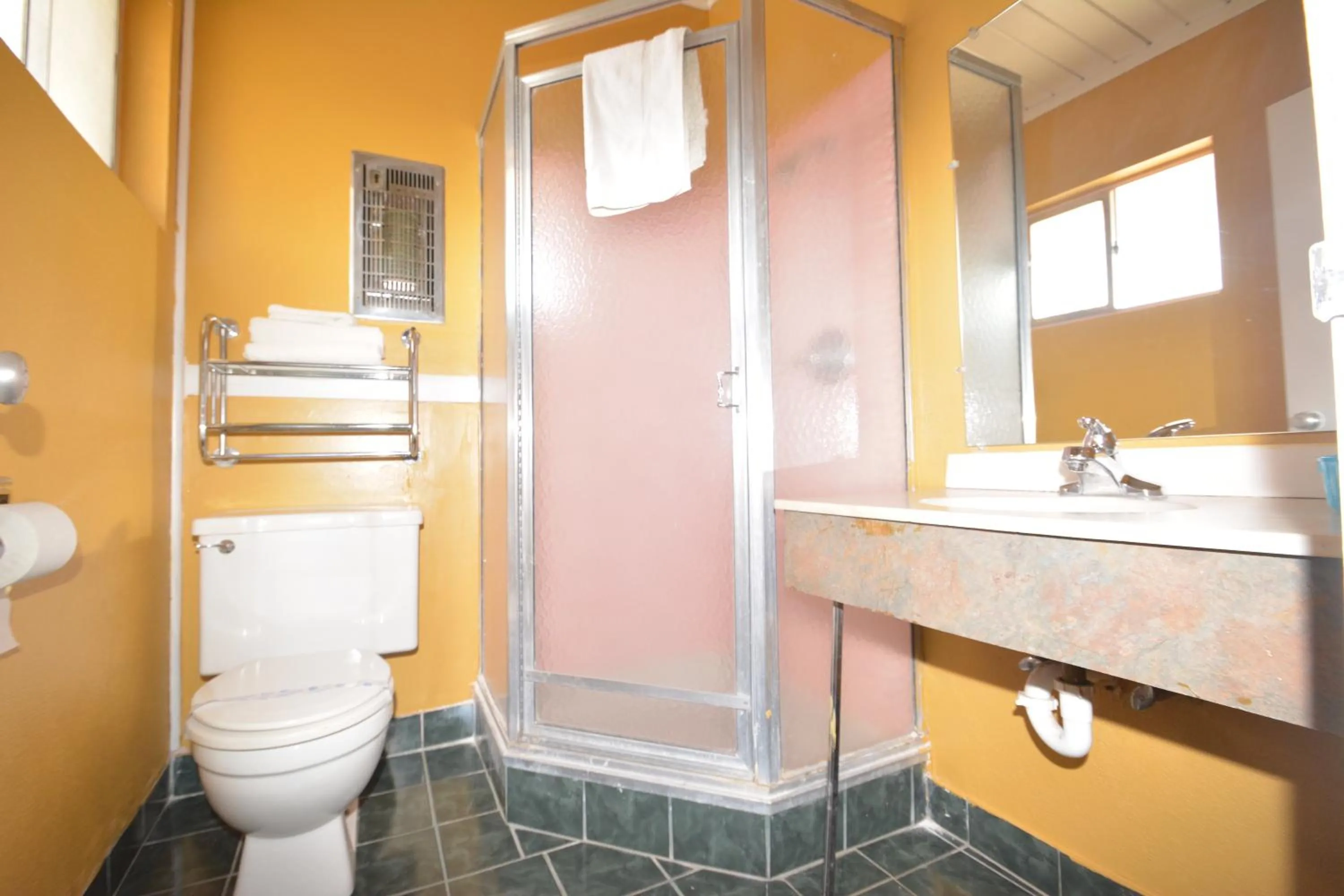 Bathroom in Gateway Inn