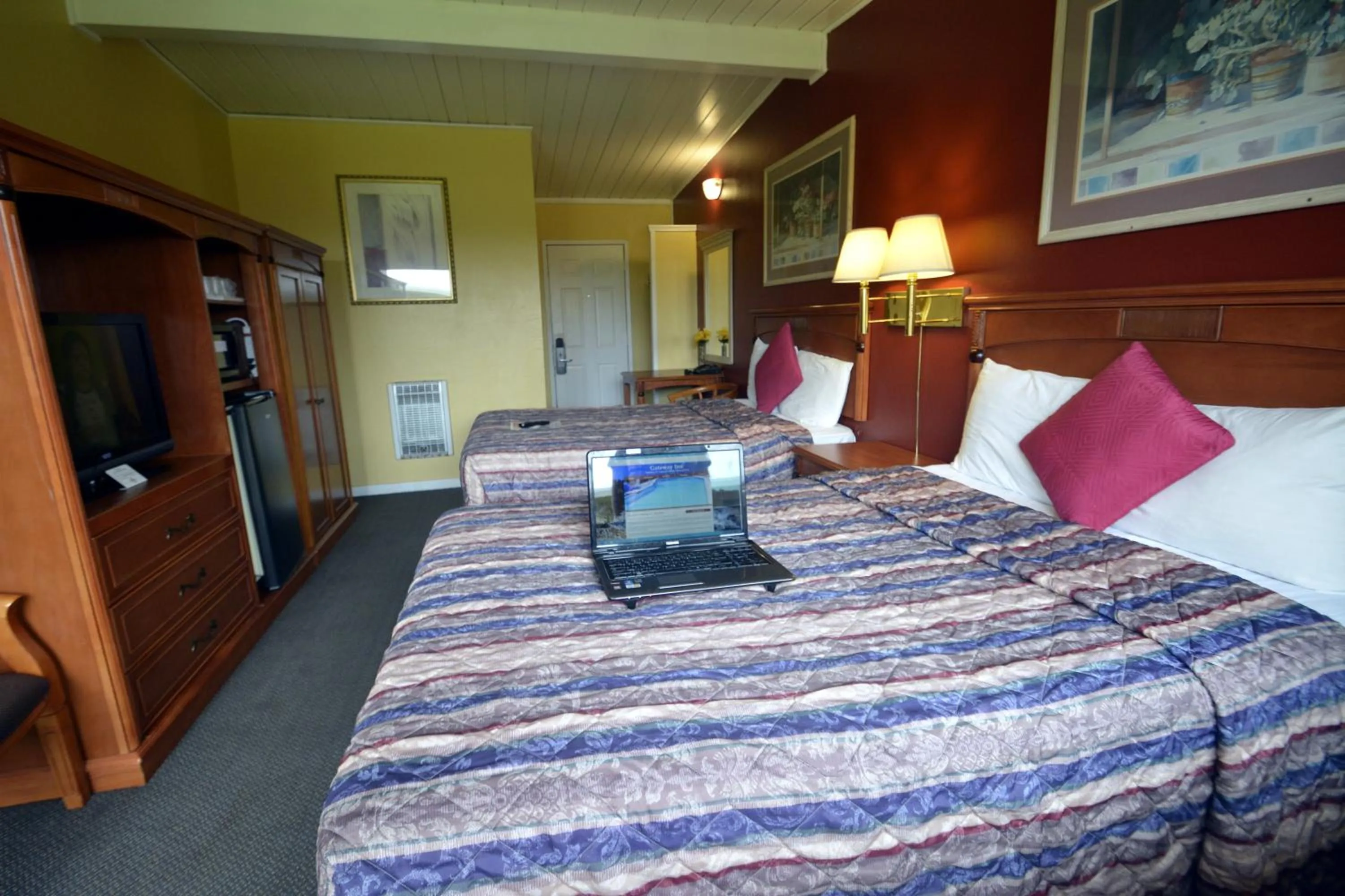 Photo of the whole room, Bed in Gateway Inn