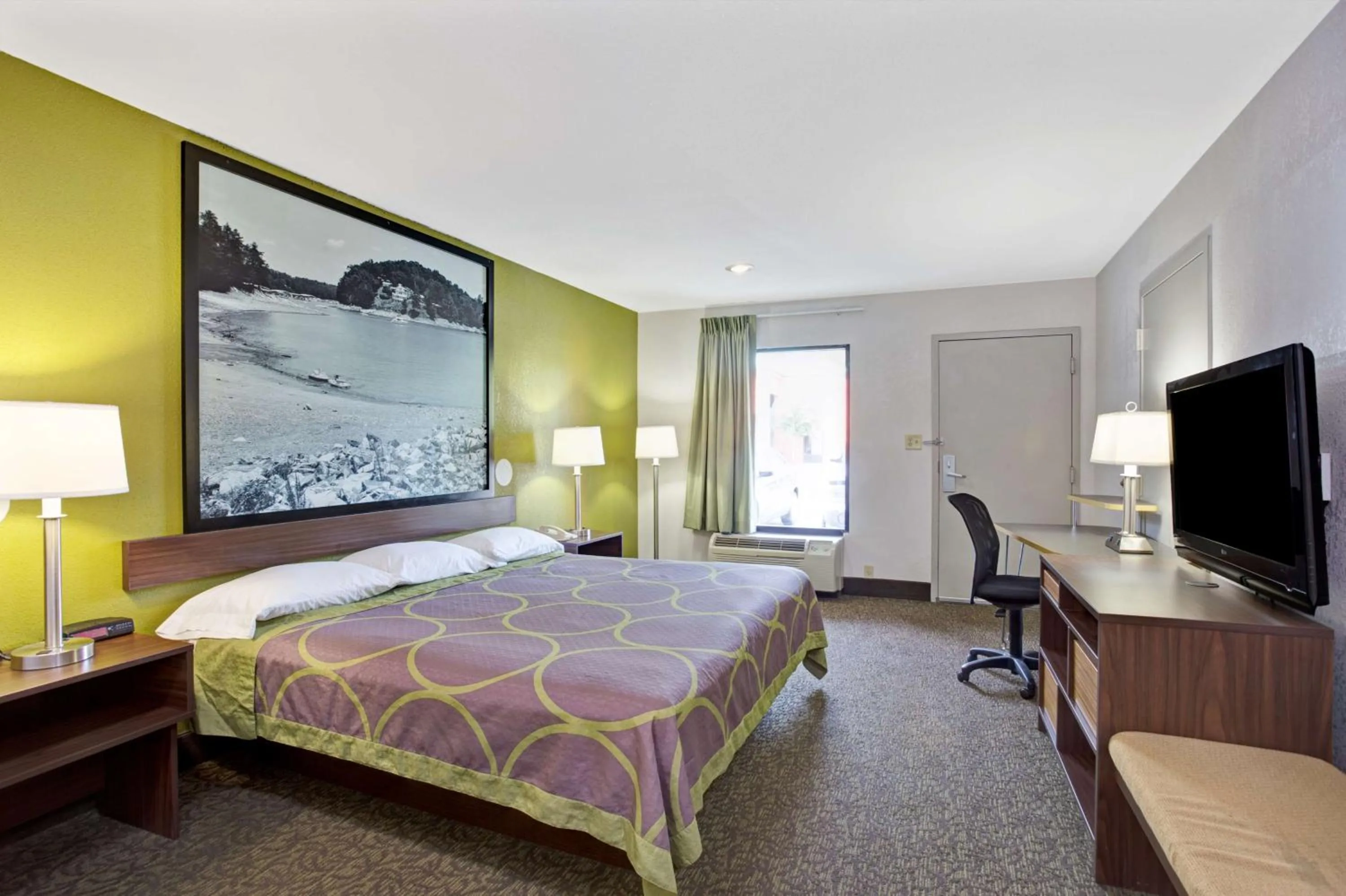 Photo of the whole room, Bed in Super 8 by Wyndham Gainesville