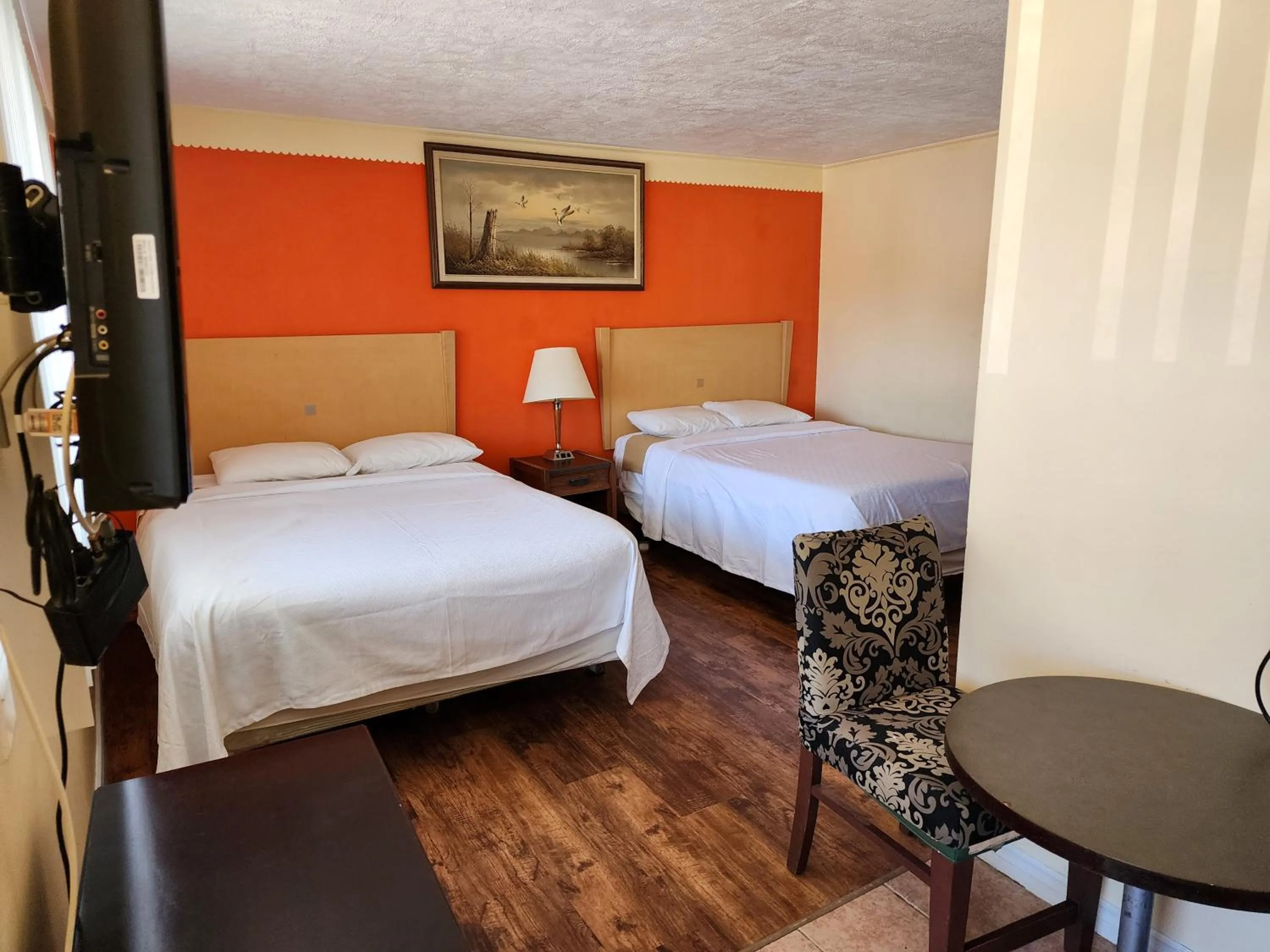 Bedroom, Bed in Sunparlor Motel