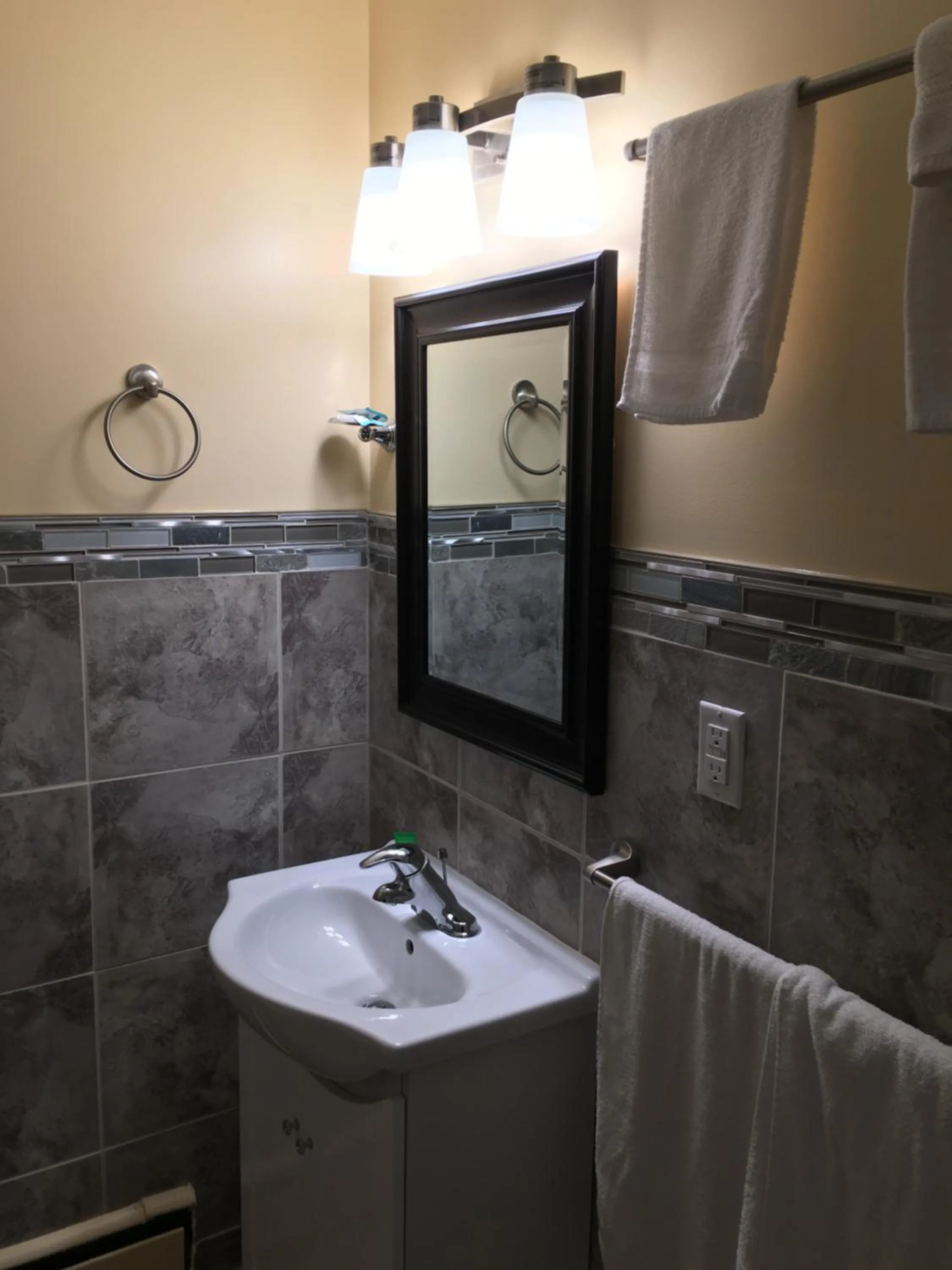 Bathroom in Sunparlor Motel
