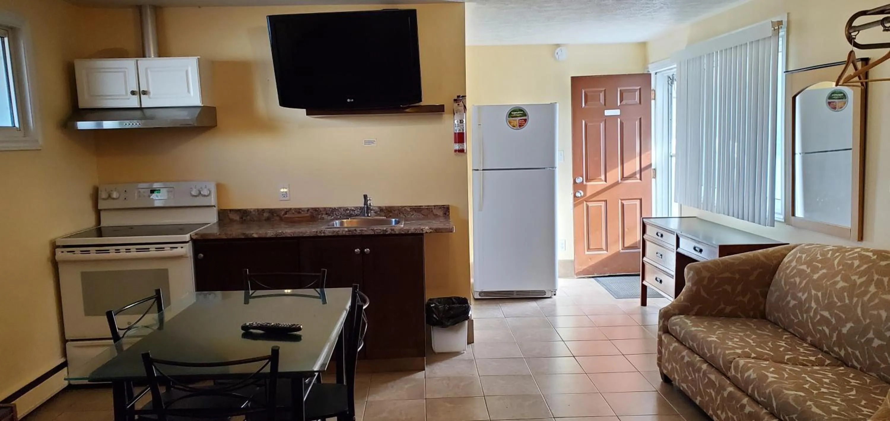 Kitchen or kitchenette in Sunparlor Motel