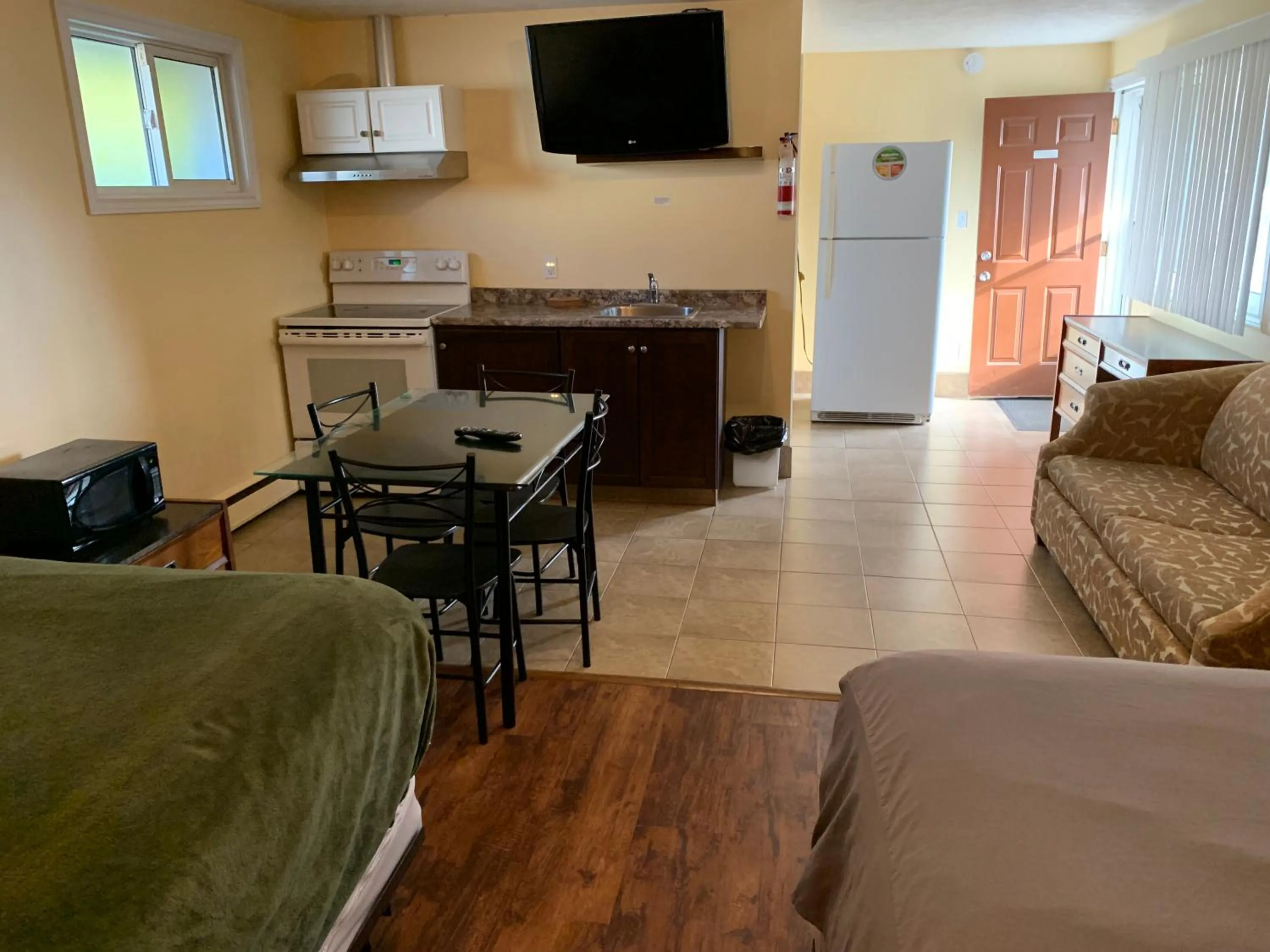 Kitchen or kitchenette in Sunparlor Motel