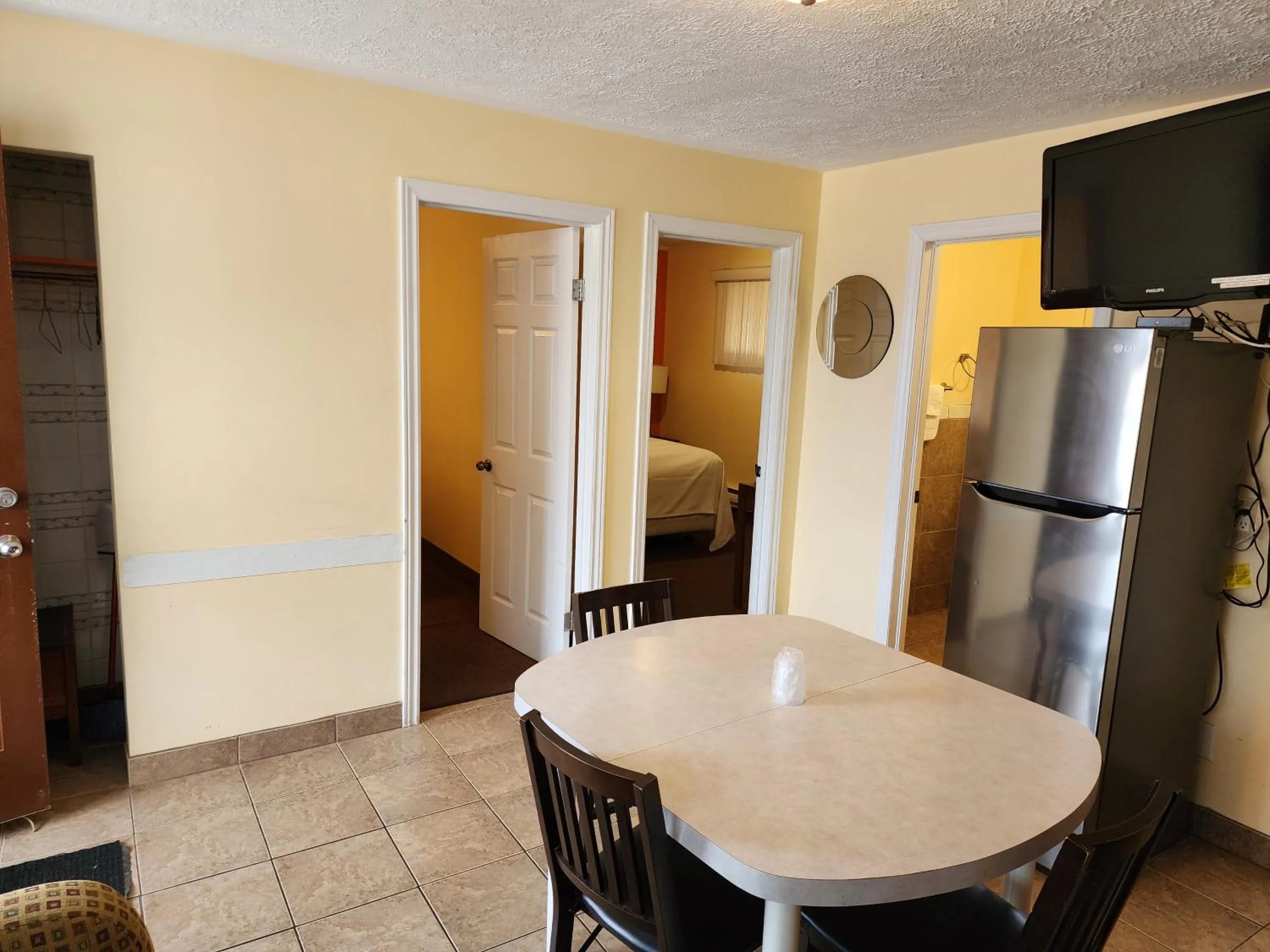 Photo of the whole room, Bed in Sunparlor Motel