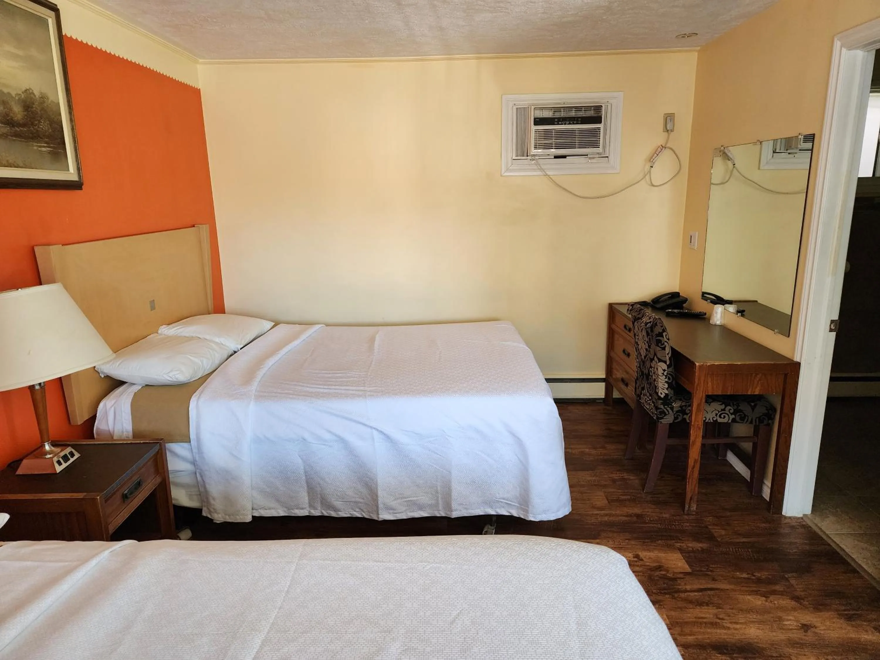 Bed in Sunparlor Motel