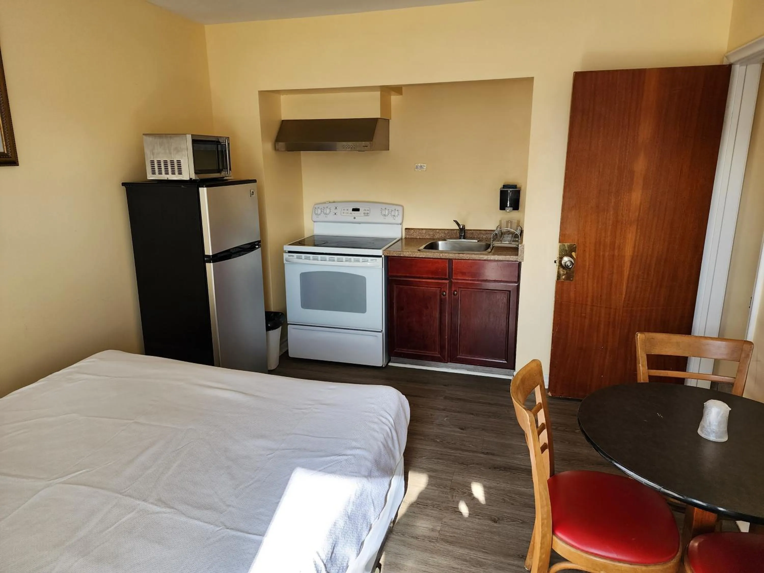 Kitchen or kitchenette, Bed in Sunparlor Motel