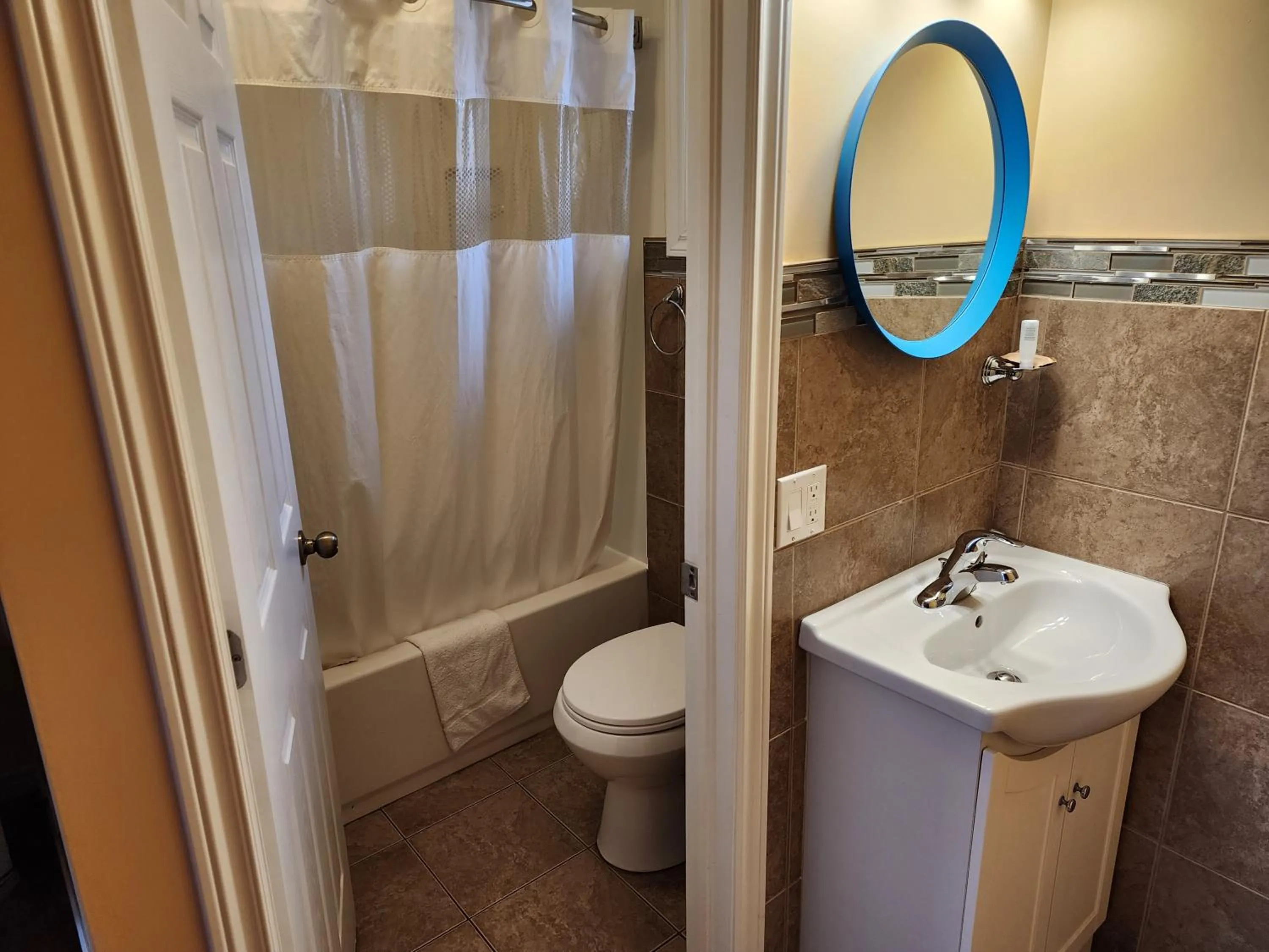 Bathroom in Sunparlor Motel
