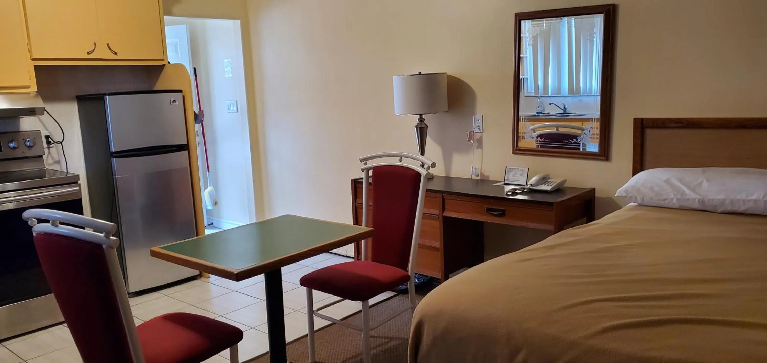 Kitchen or kitchenette, Bed in Sunparlor Motel