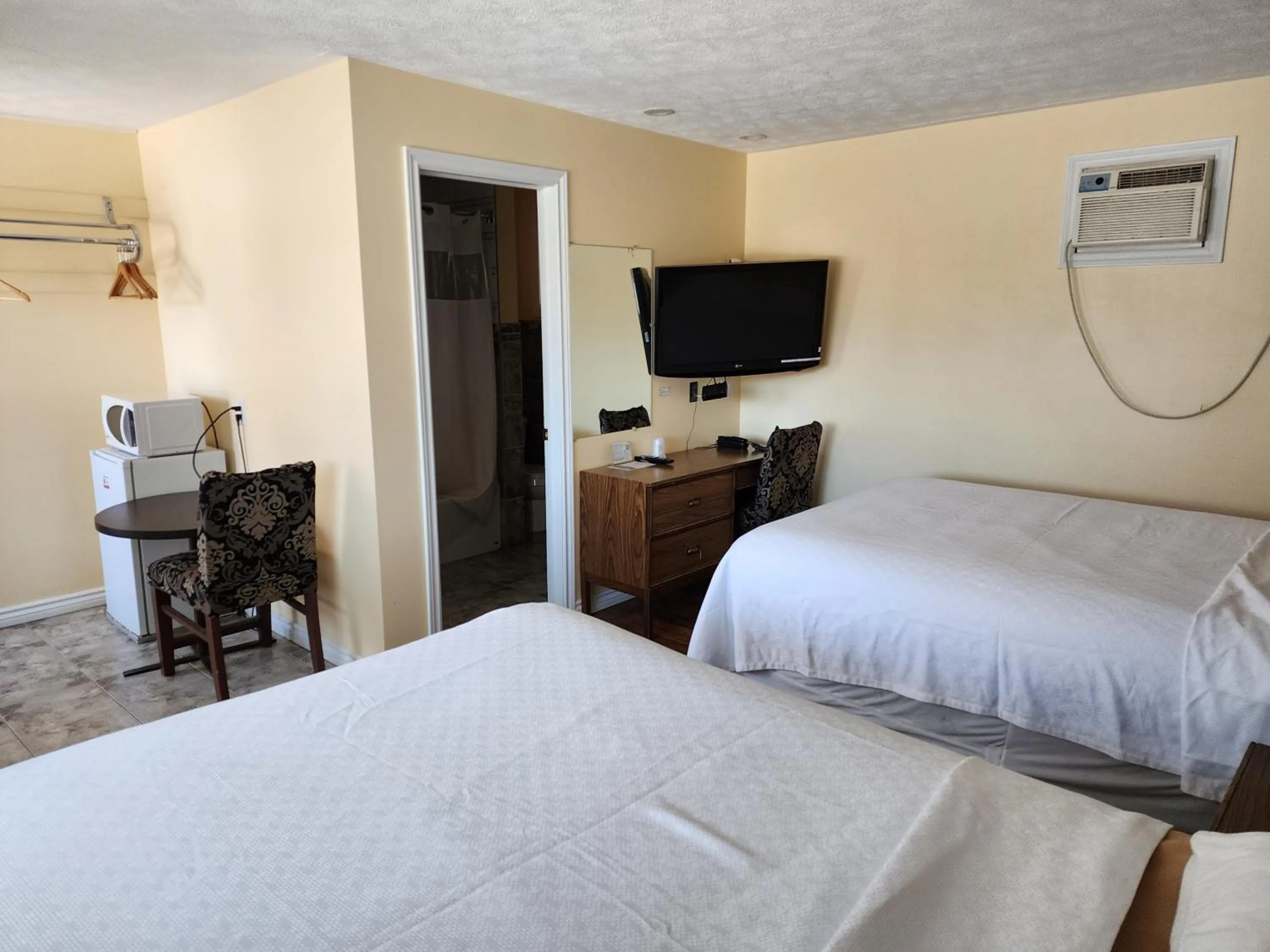 Photo of the whole room, Bed in Sunparlor Motel