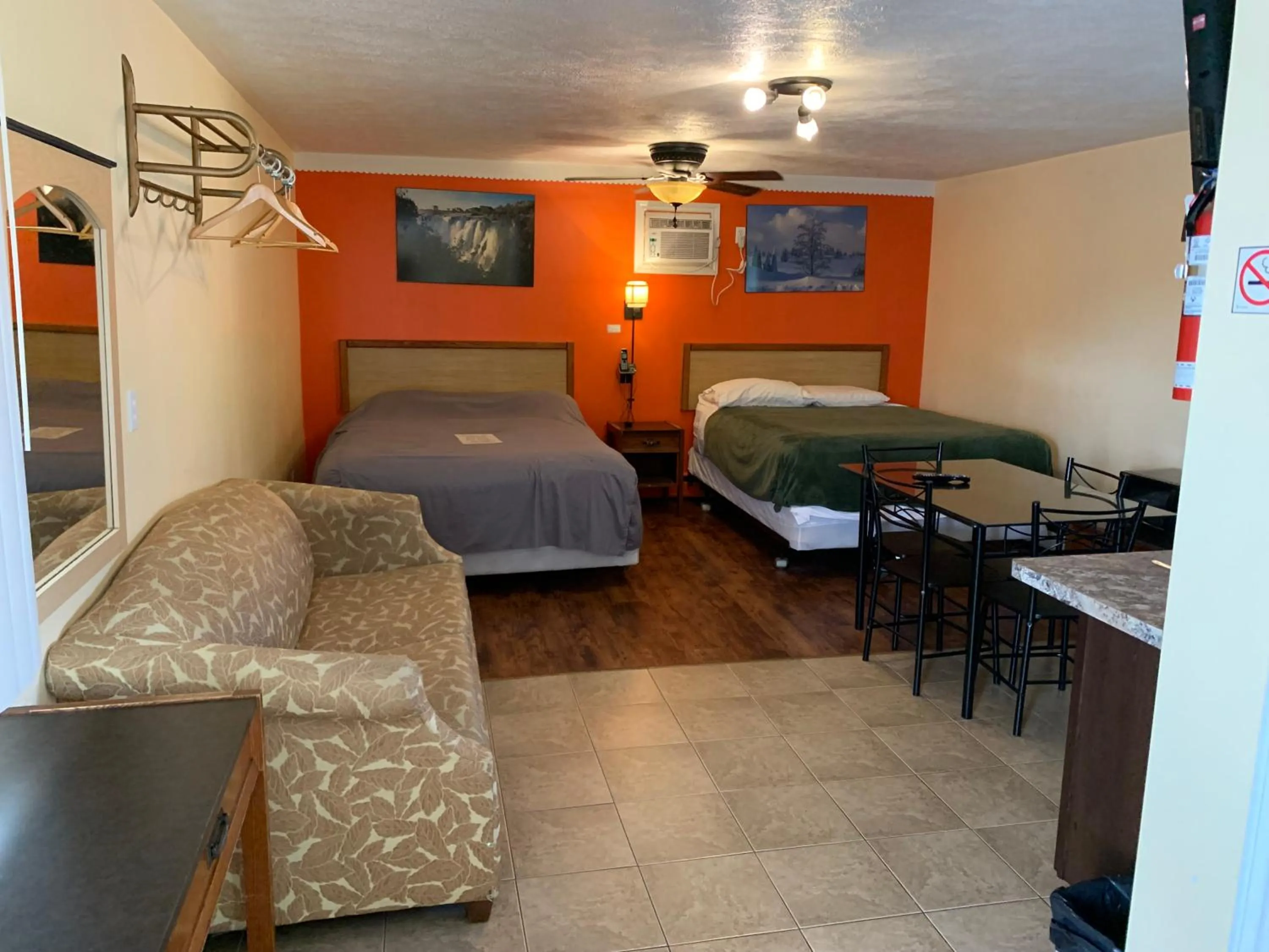 Bedroom, Bed in Sunparlor Motel