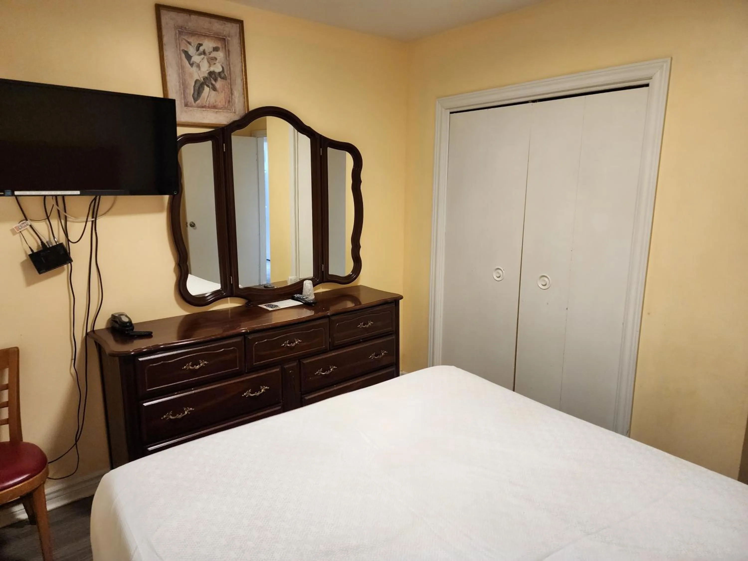 Bedroom, Bed in Sunparlor Motel