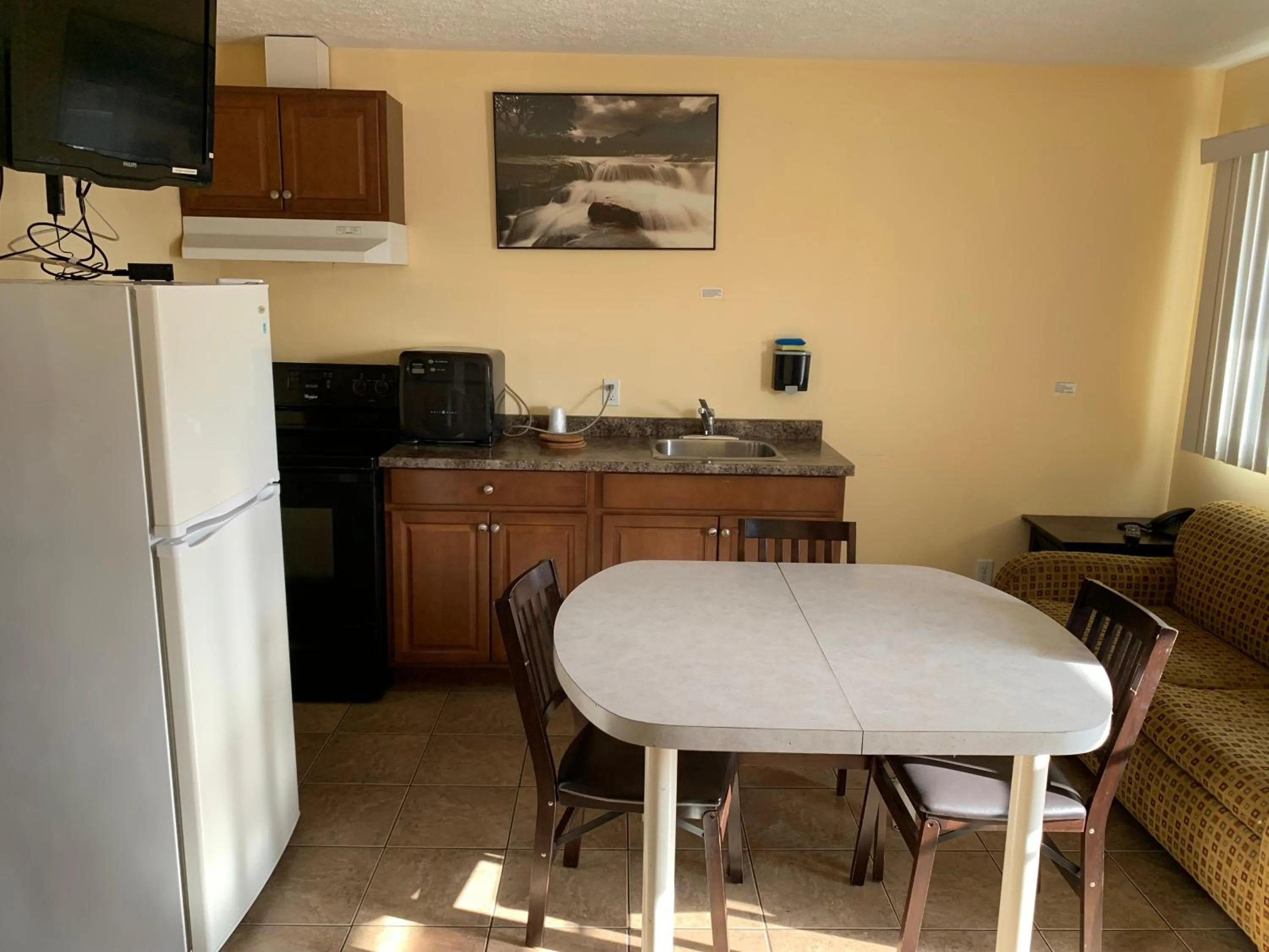 Kitchen or kitchenette in Sunparlor Motel