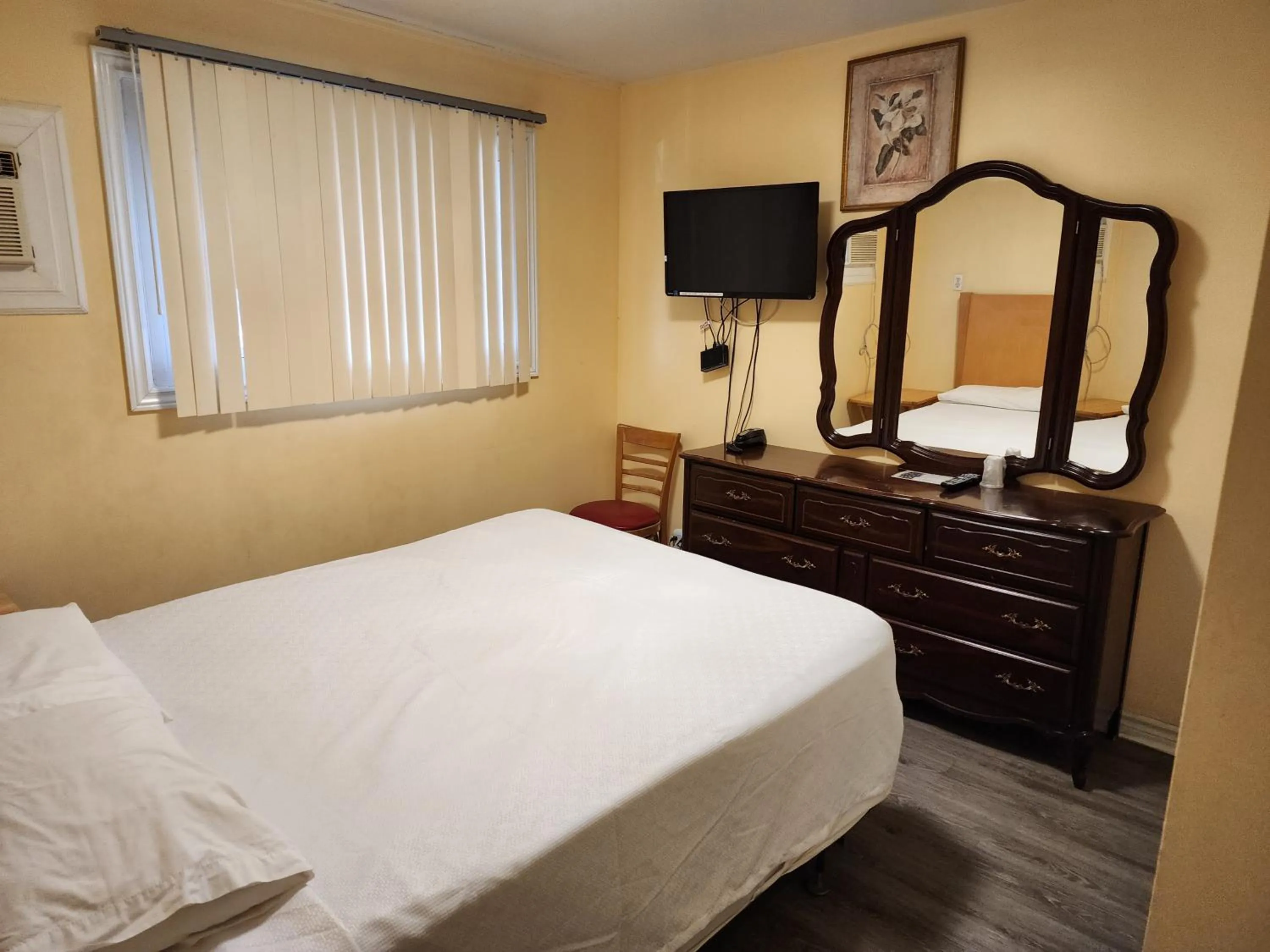 Bedroom, Bed in Sunparlor Motel