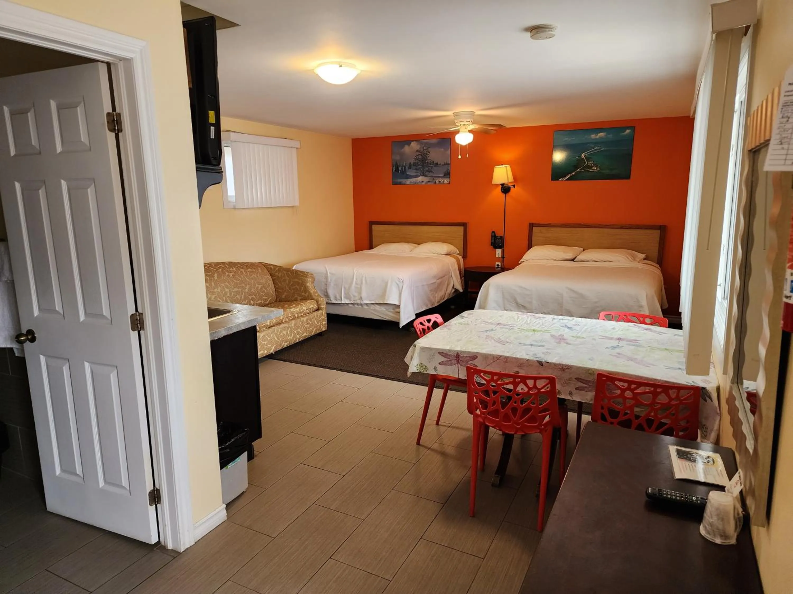 Bed in Sunparlor Motel