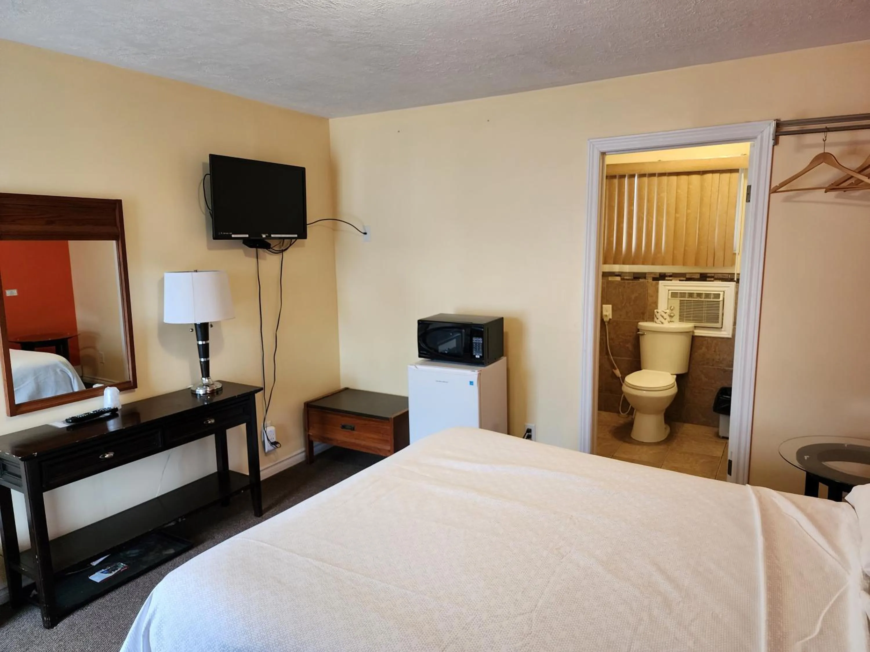 Bed in Sunparlor Motel