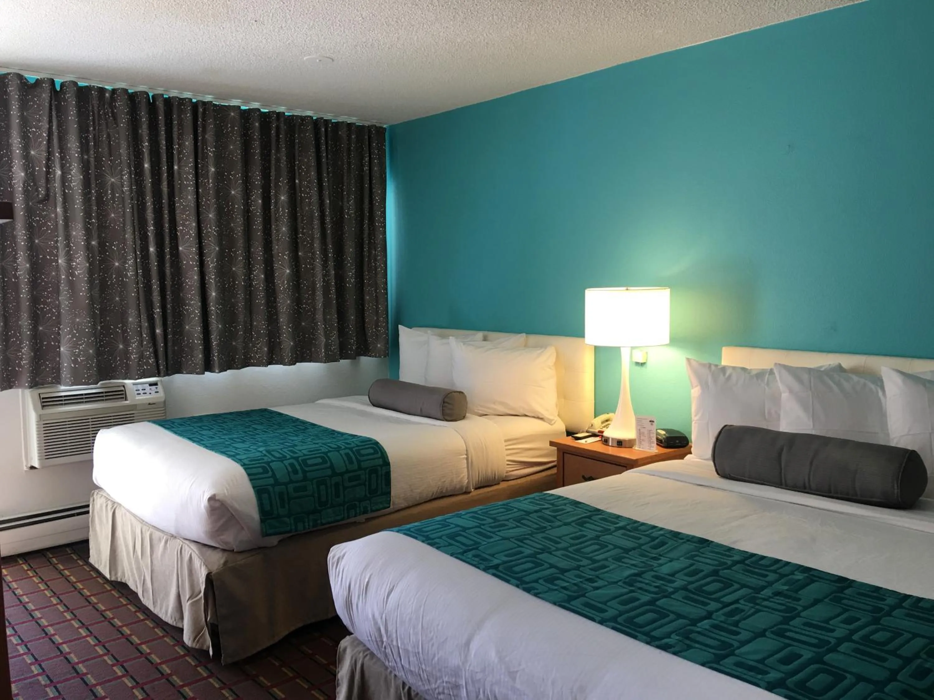 Bed in Howard Johnson by Wyndham Colorado Springs