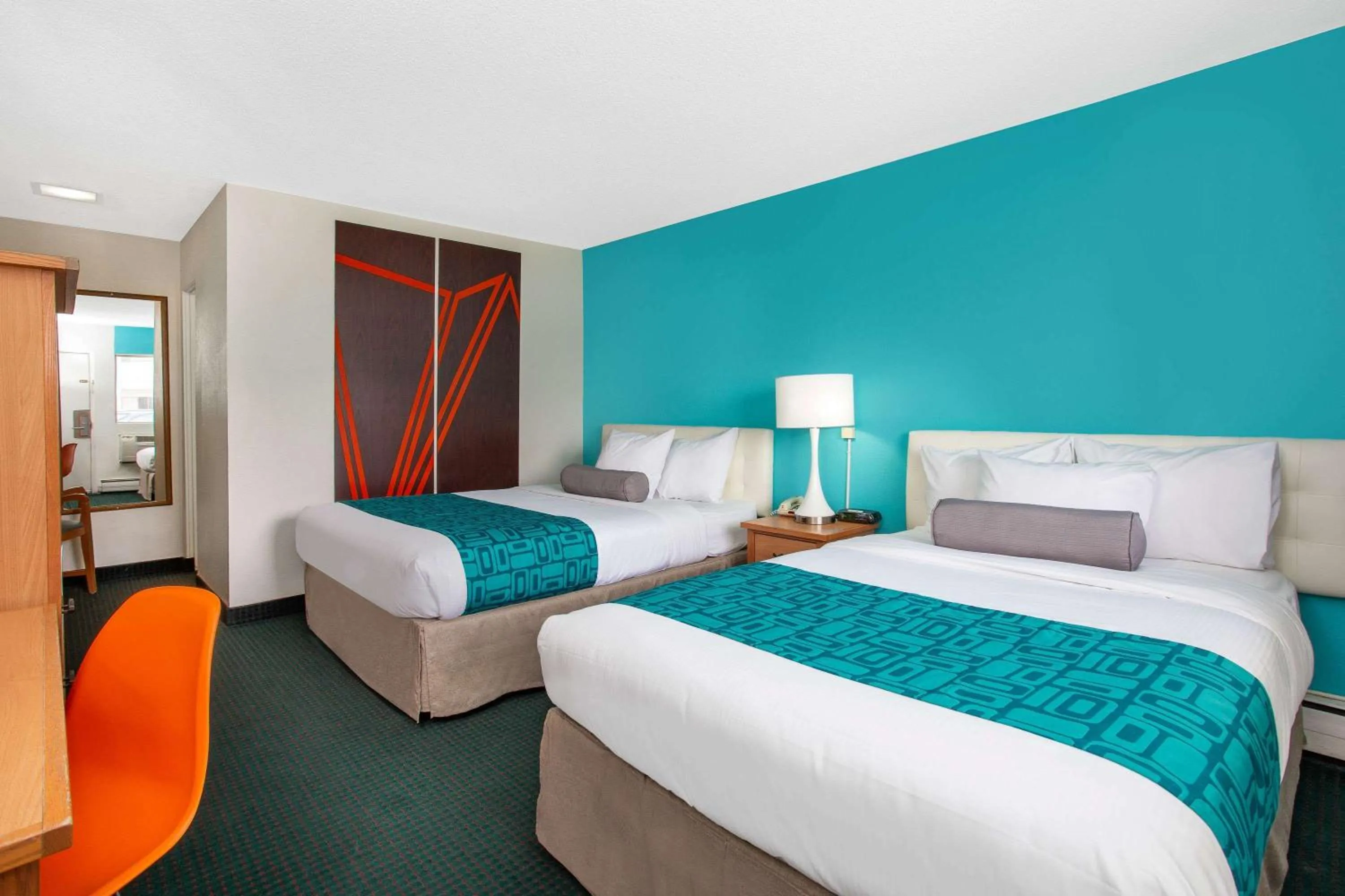 Photo of the whole room, Bed in Howard Johnson by Wyndham Colorado Springs