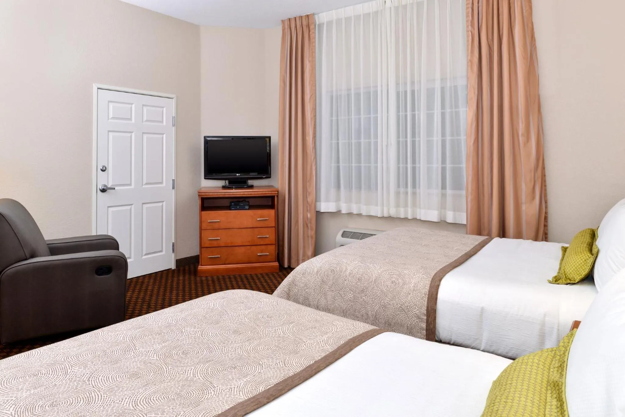 Photo of the whole room, Bed in Candlewood Suites Turlock by IHG