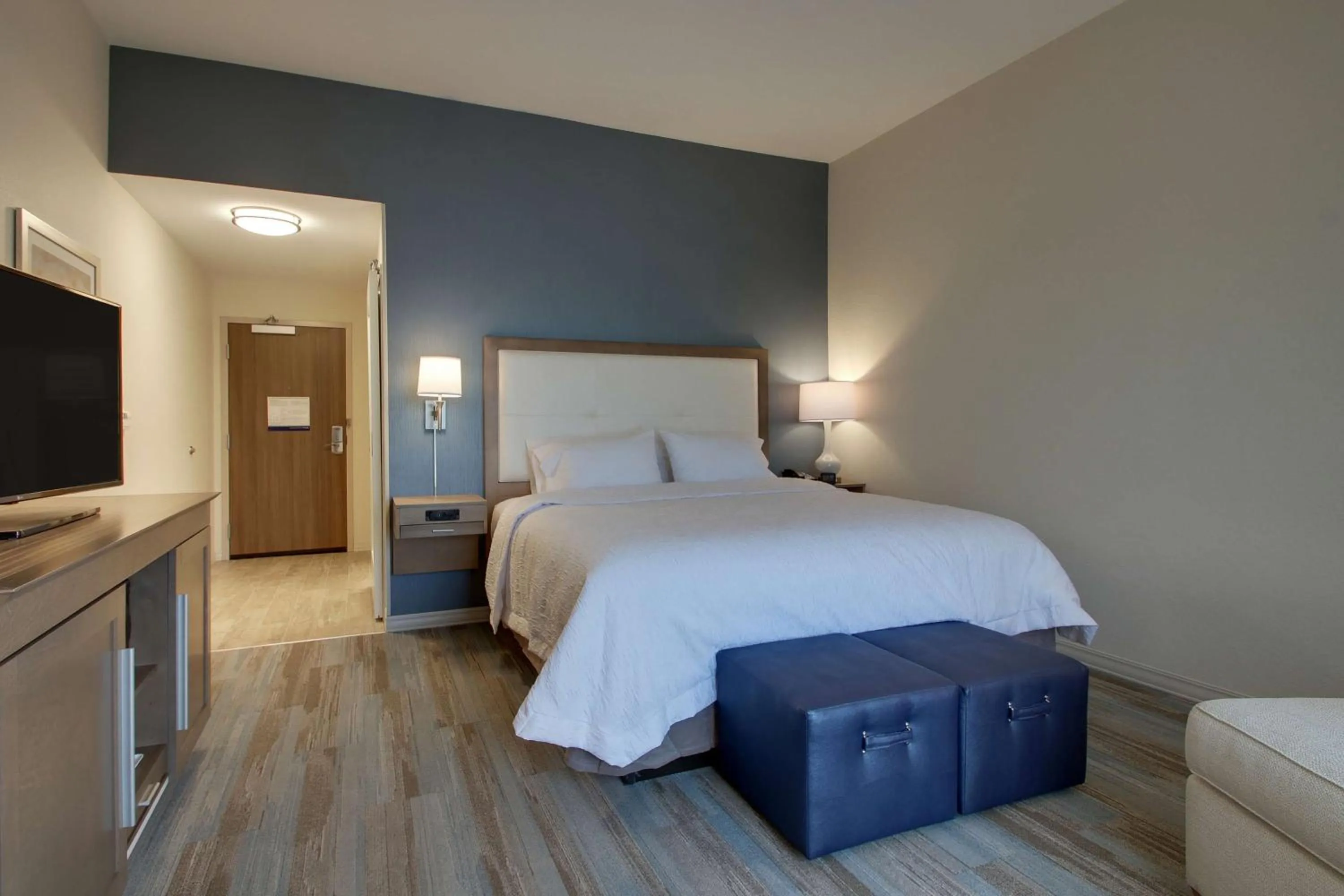 Living room, Bed in Hampton Inn Sneads Ferry Topsail Beach