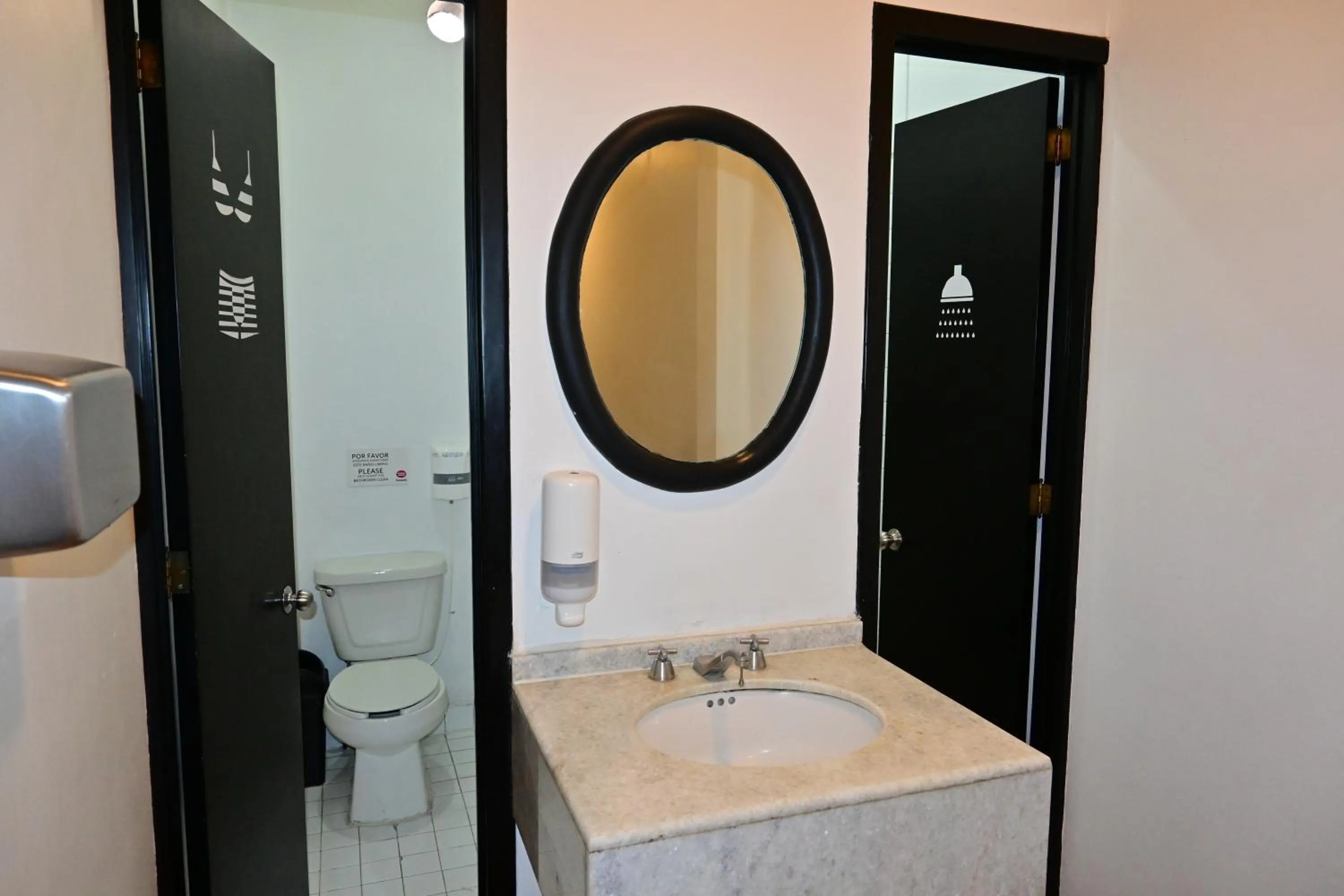 Public Bath in Hostel Mundo Joven Catedral