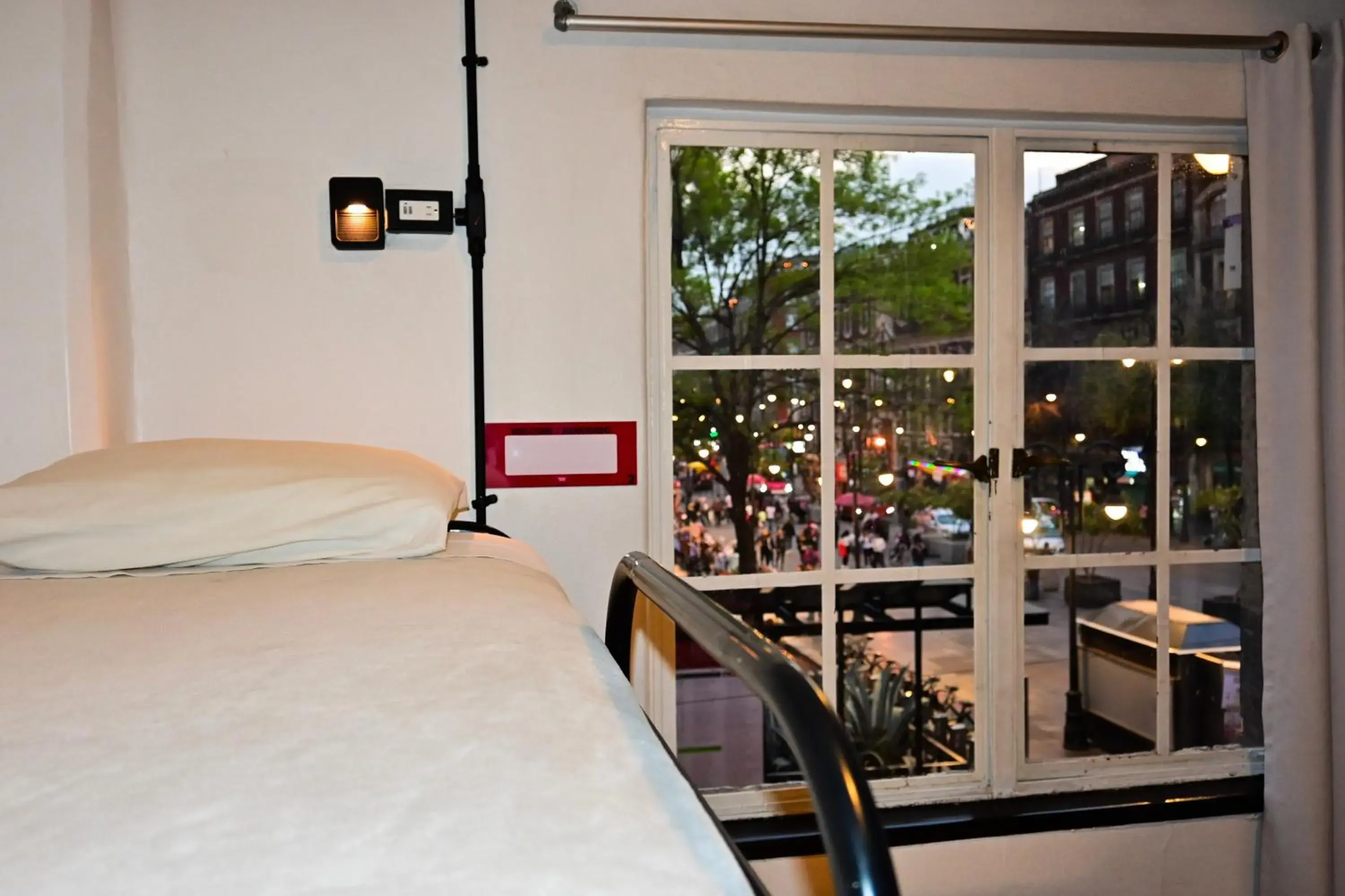 Bed in 6-Bed Female Dormitory Room Exterior Shared Bathroom - Zocalo View in Hostel Mundo Joven Catedral Bed in 6-Bed Female Dormitory Room Exterior Shared Bathroom - Zocalo View in Hostel Mundo Joven Catedral