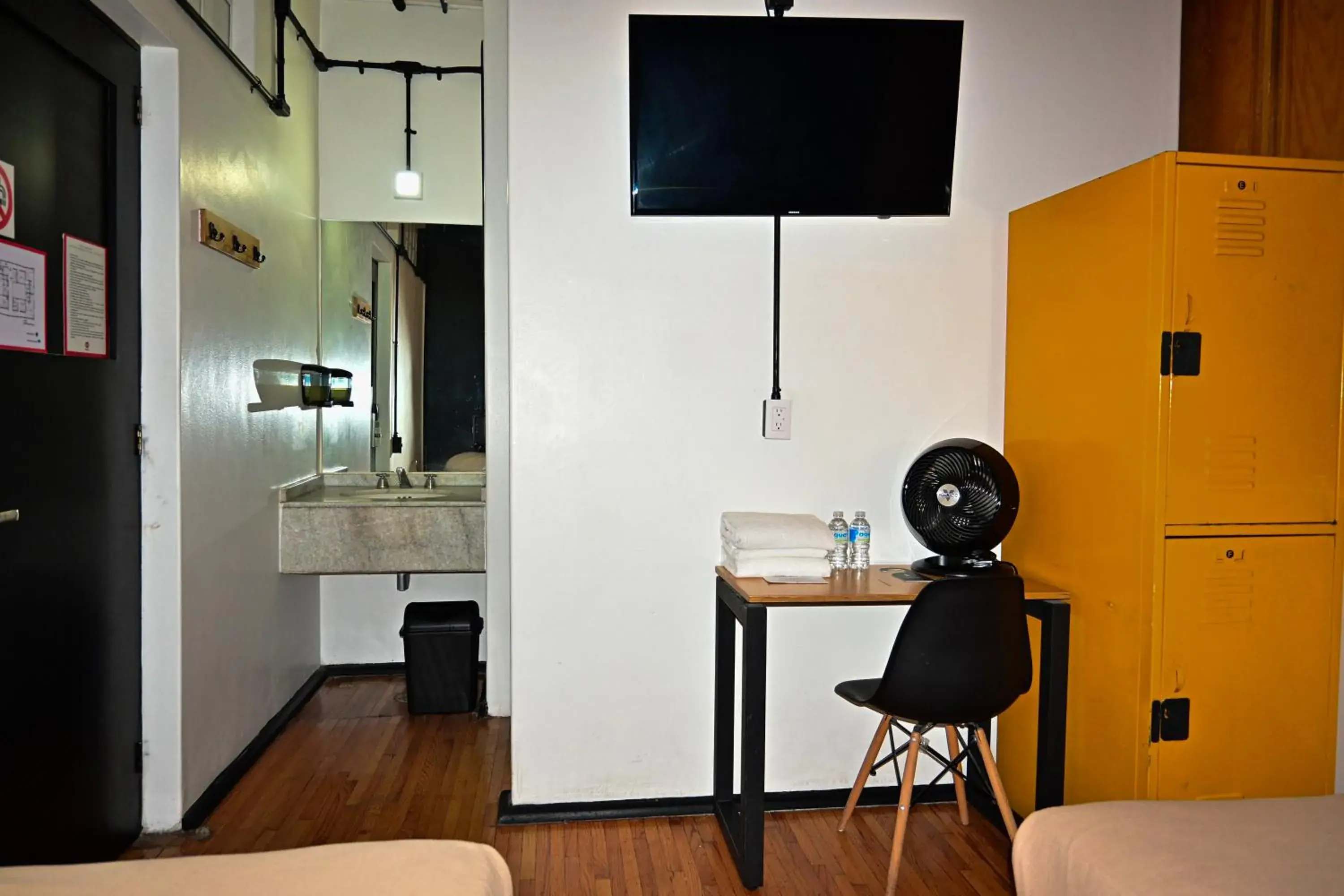 Twin Room with Private Bathroom in Hostel Mundo Joven Catedral Twin Room with Private Bathroom in Hostel Mundo Joven Catedral