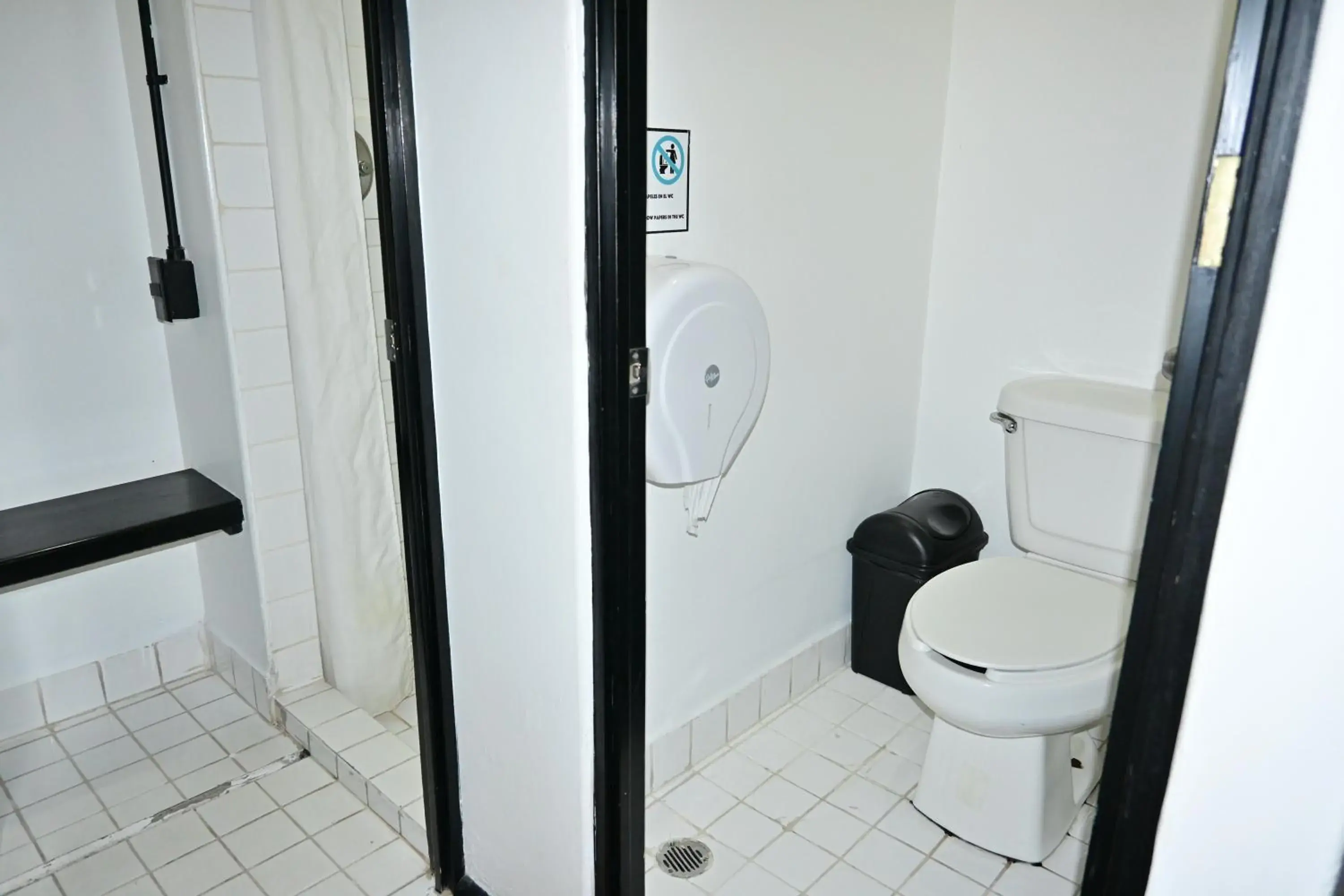 Double Room with Private Bathroom in Hostel Mundo Joven Catedral Double Room with Private Bathroom in Hostel Mundo Joven Catedral